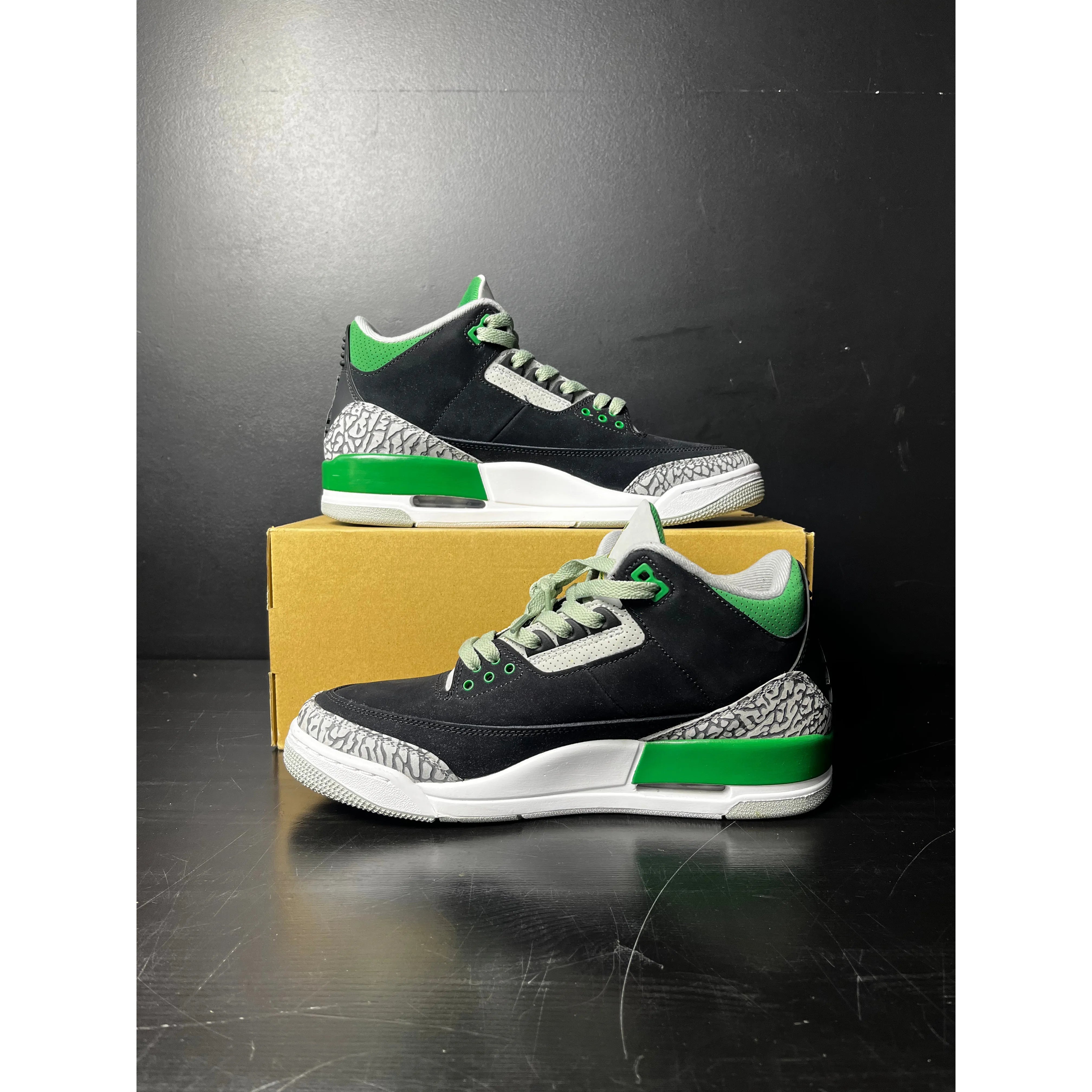 Air Jordan 3 Retro "Pine Green" **PRE-OWNED** REP. BOX