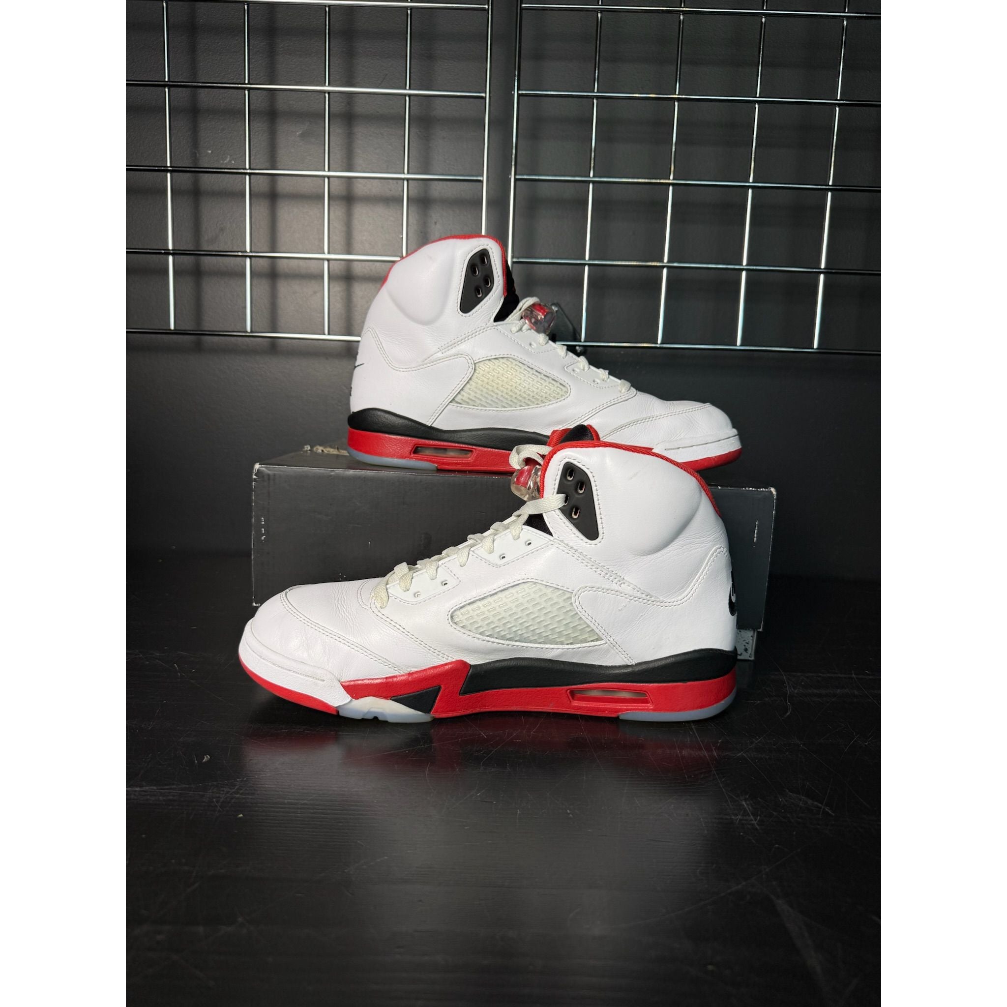 Air Jordan 5 Retro "Fire Red Black Tongue" (2025) **PRE-OWNED** REP. BOX