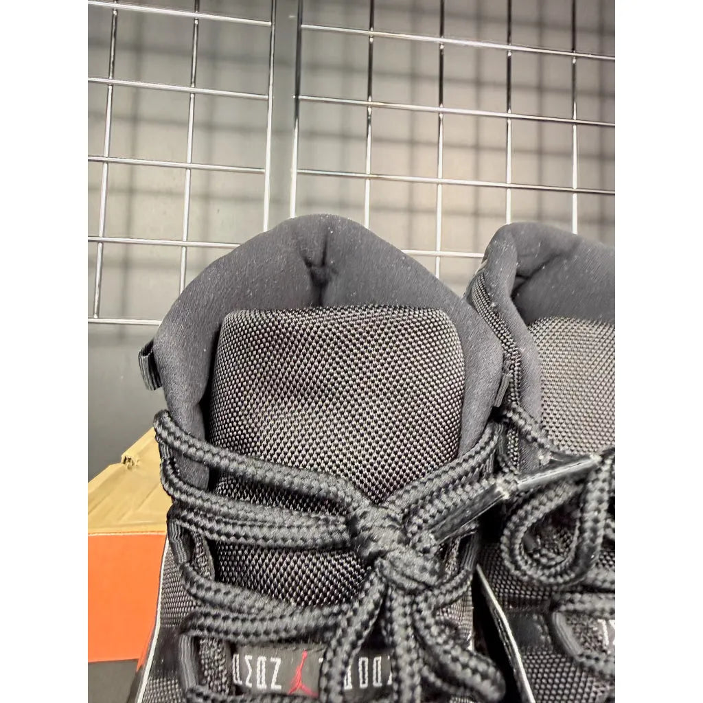 Air Jordan 11 Retro "Playoffs Bred" (2019) **PRE-OWNED**