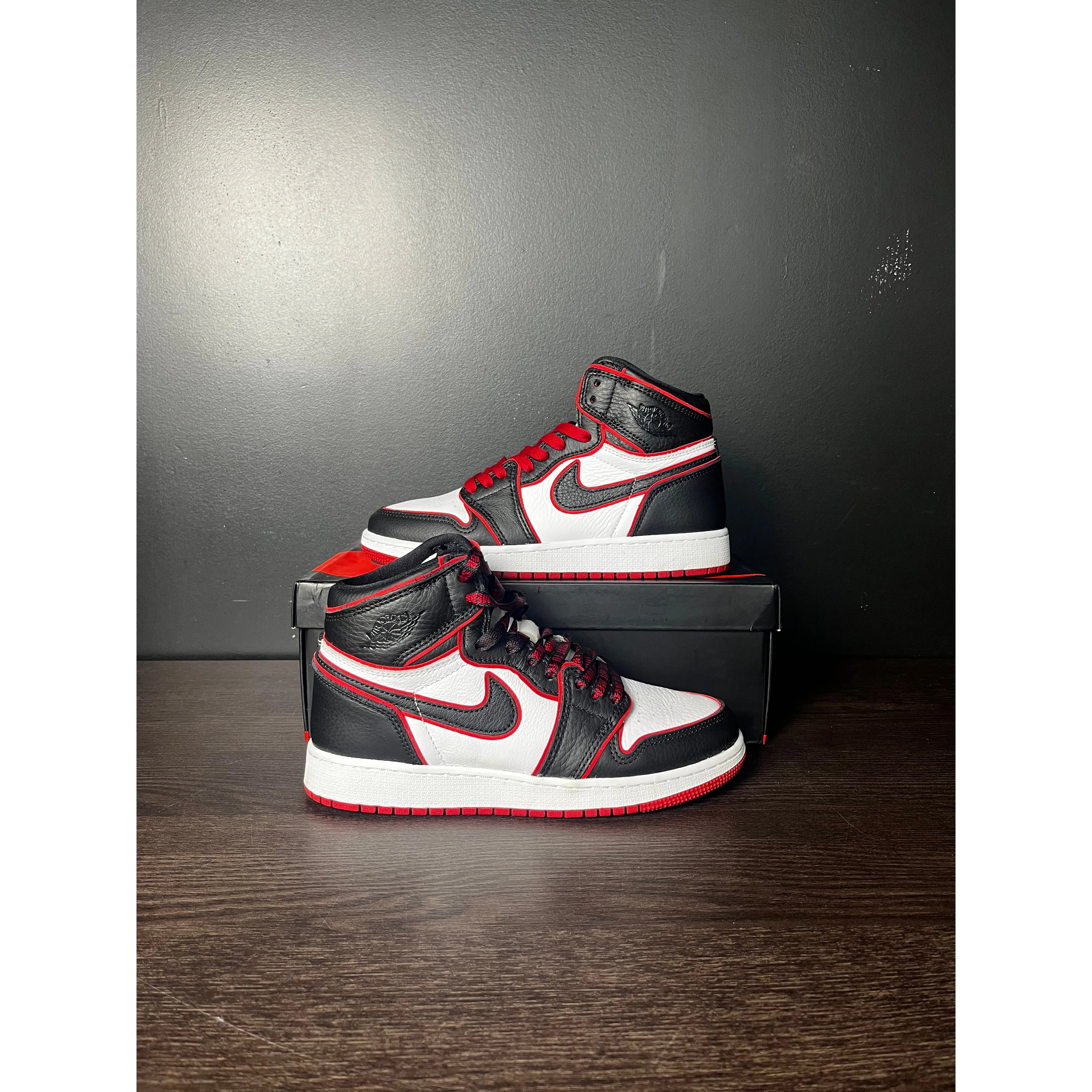 Air Jordan 1 Retro High "Bloodline" (GS) **PRE-OWNED**