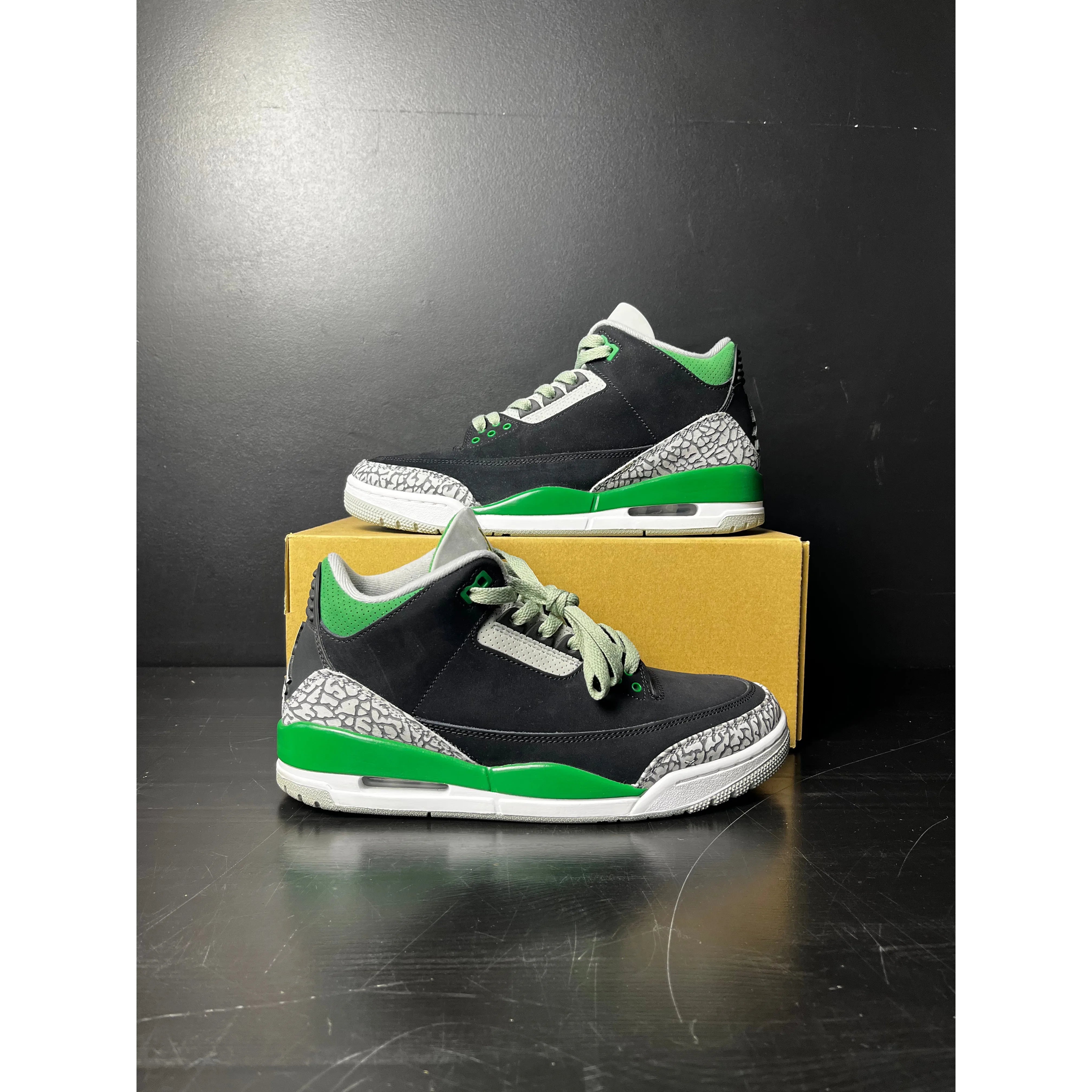 Air Jordan 3 Retro "Pine Green" **PRE-OWNED** REP. BOX
