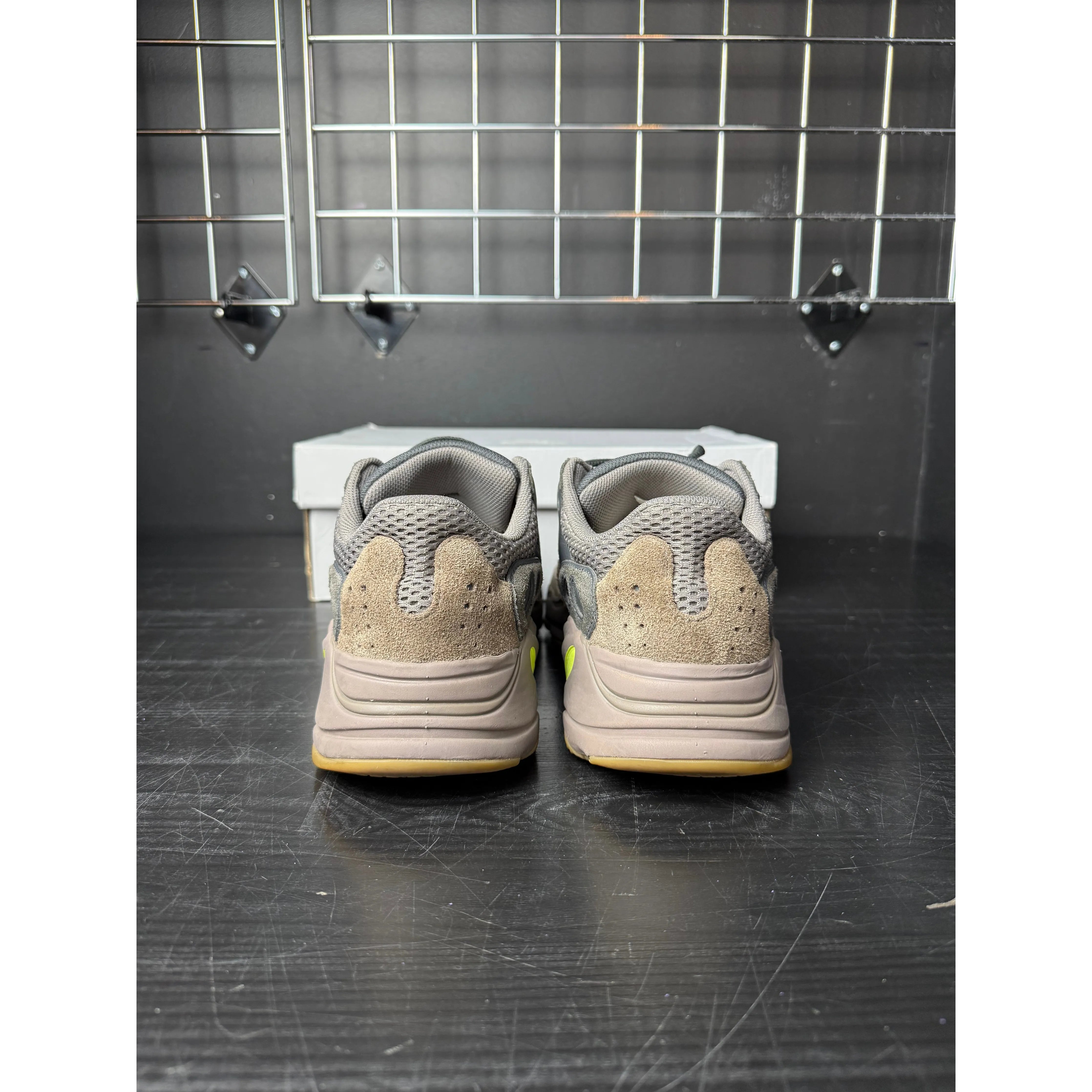 adidas Yeezy Boost 700 "Mauve" **PRE-OWNED**