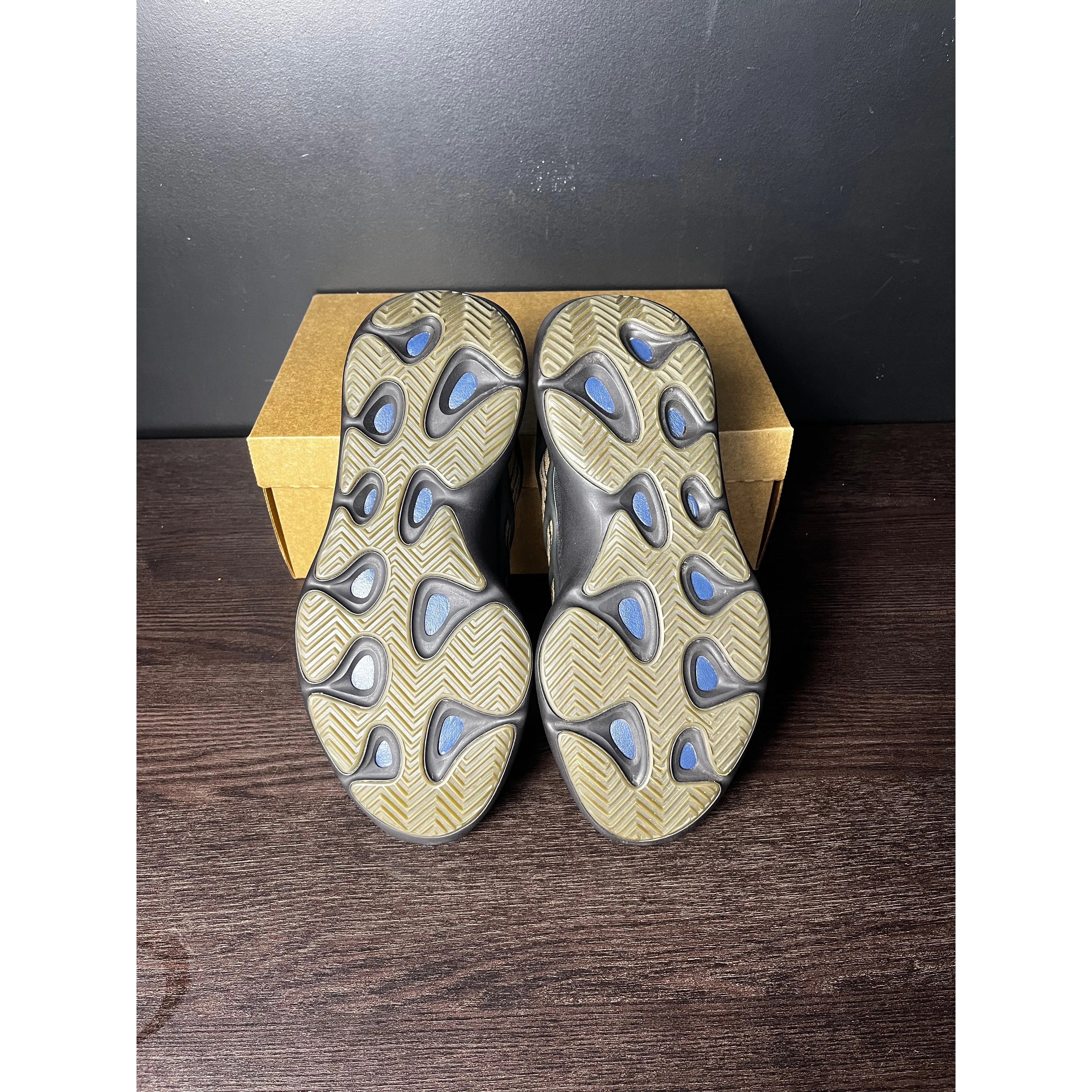 adidas Yeezy 700 V3 "Clay Brown" **PRE-OWNED** REP. BOX