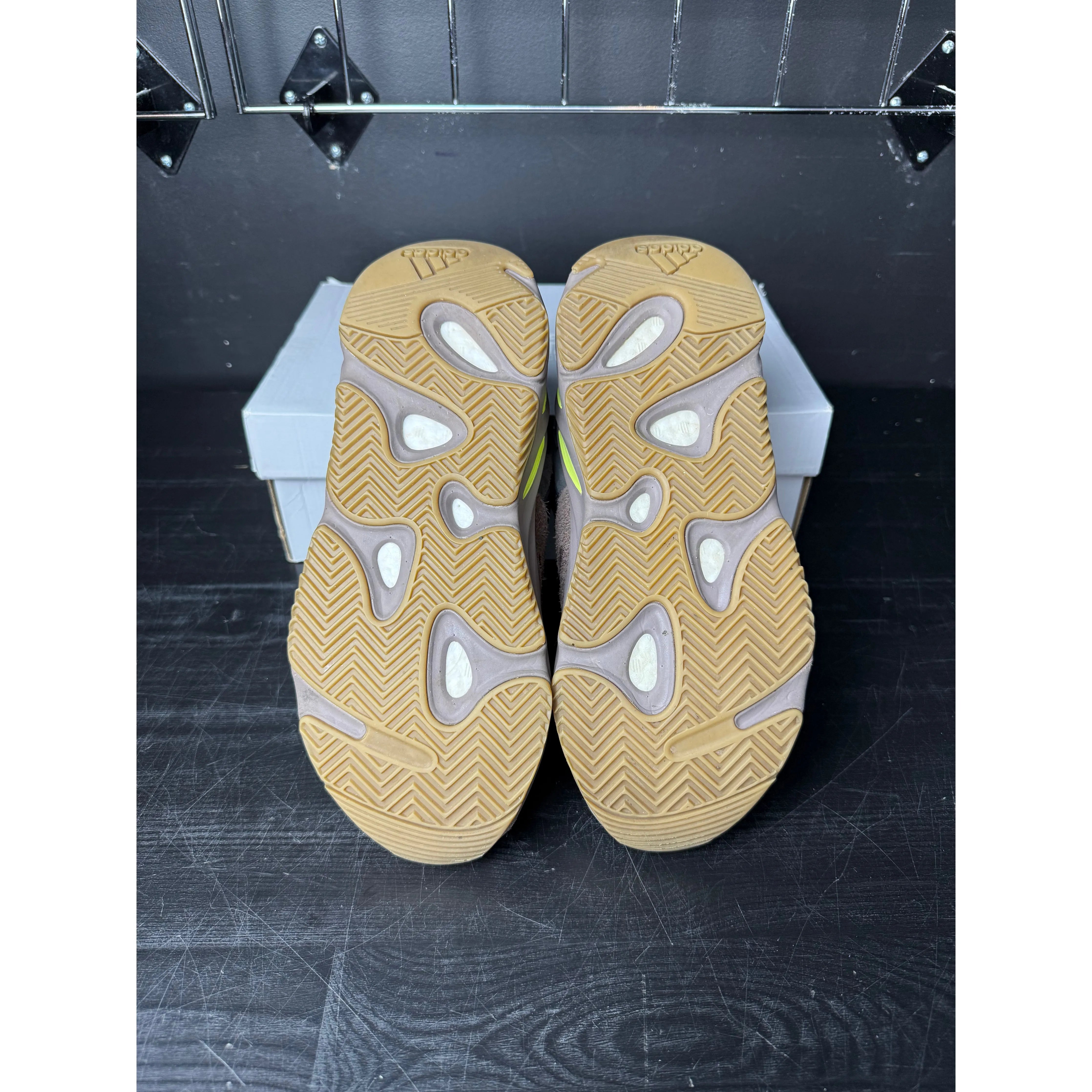 adidas Yeezy Boost 700 "Mauve" **PRE-OWNED**