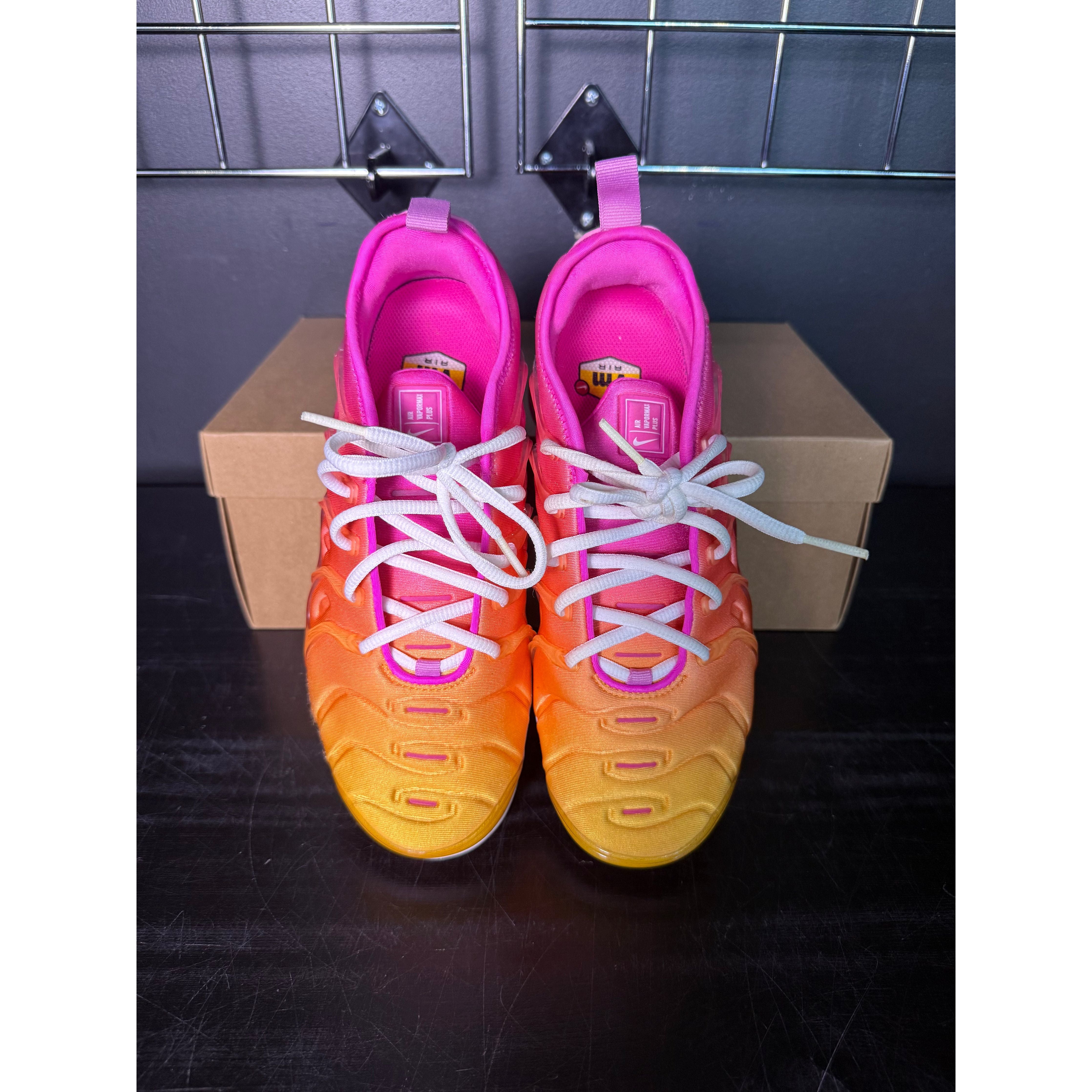 Nike Air VaporMax Plus "Laser Fuchsia Psychic Pink" (WMNS) **PRE-OWNED**