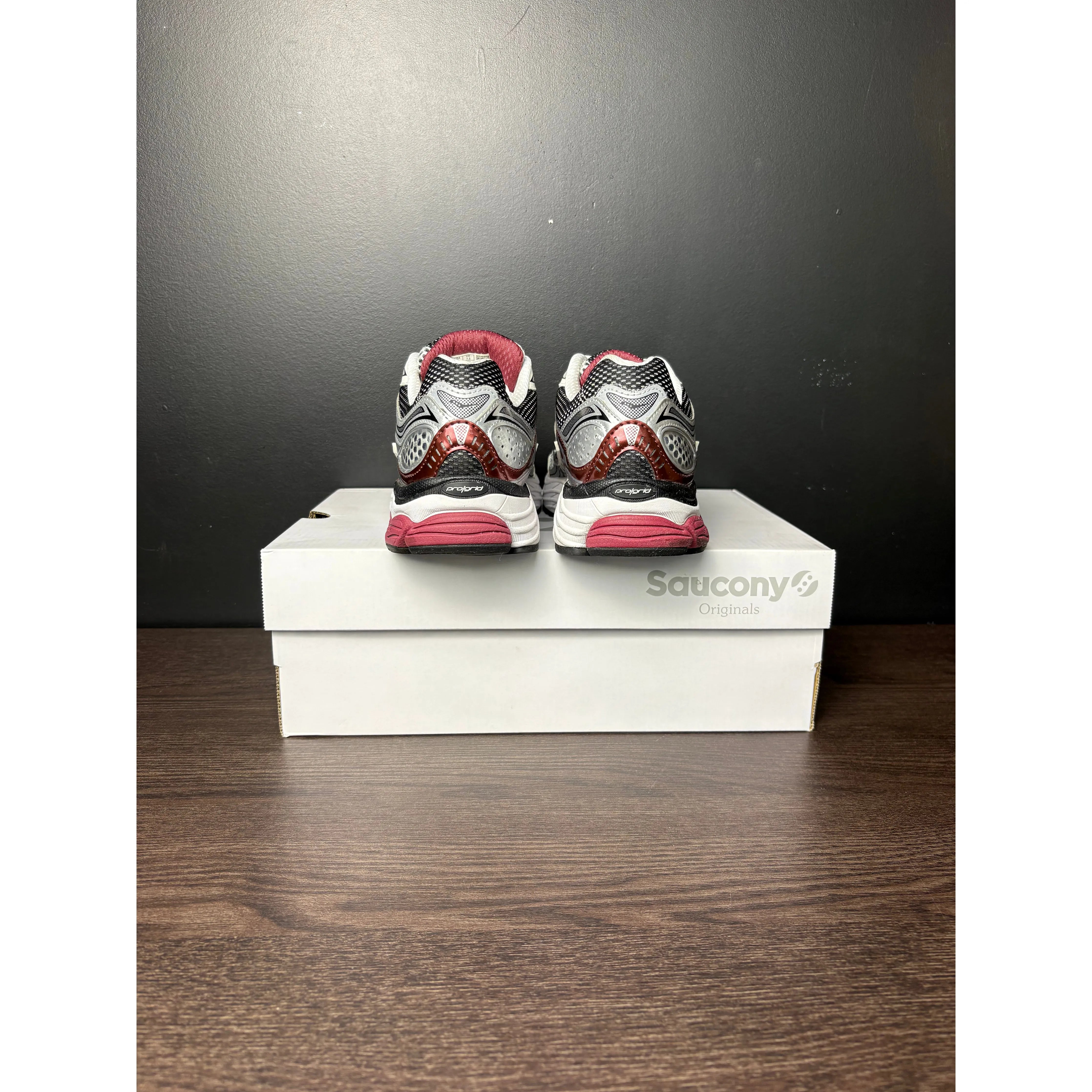 Saucony ProGrid Omni 9 OG "White Silver Red" **PRE-OWNED**