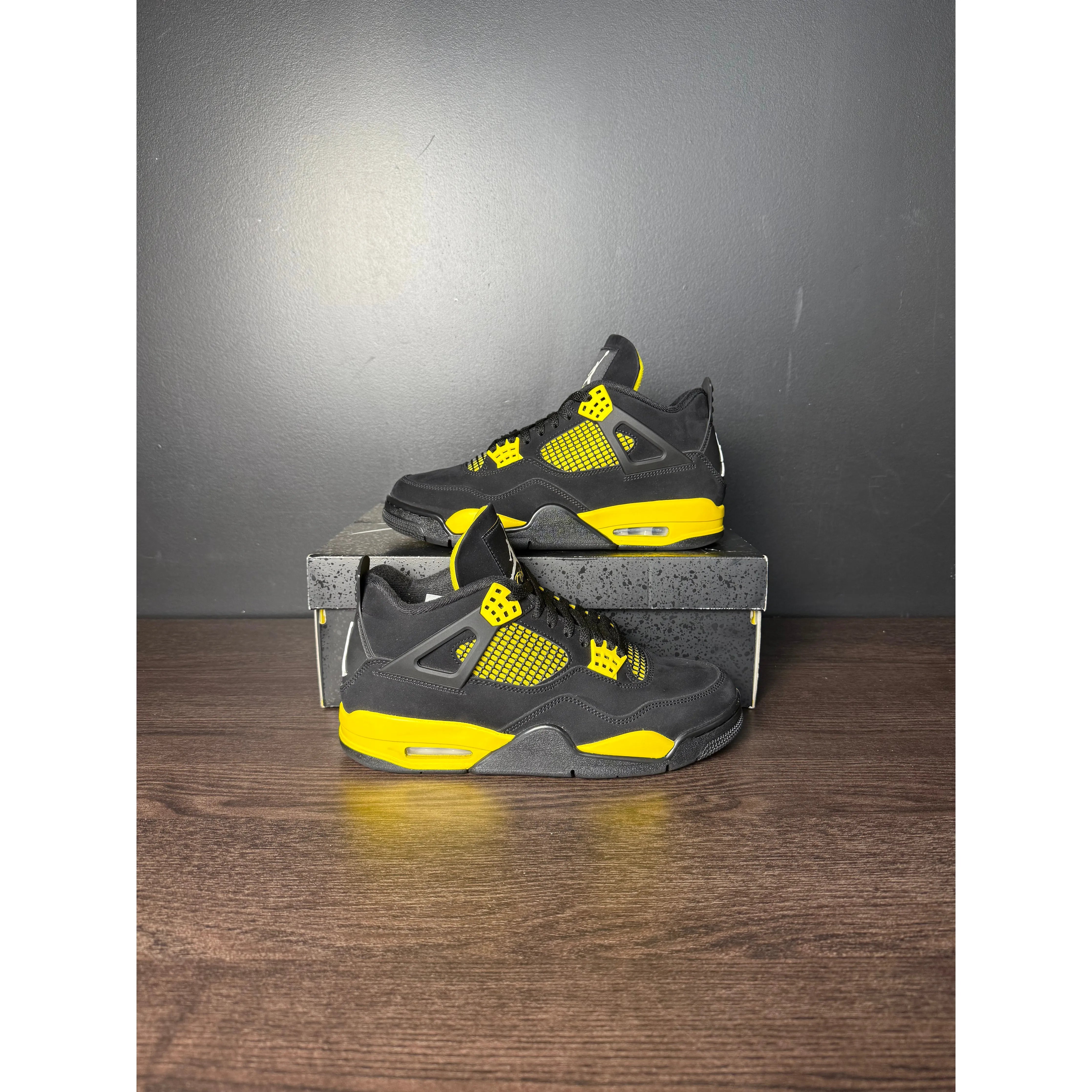Air Jordan 4 Retro "Thunder" (2023) **PRE-OWNED**