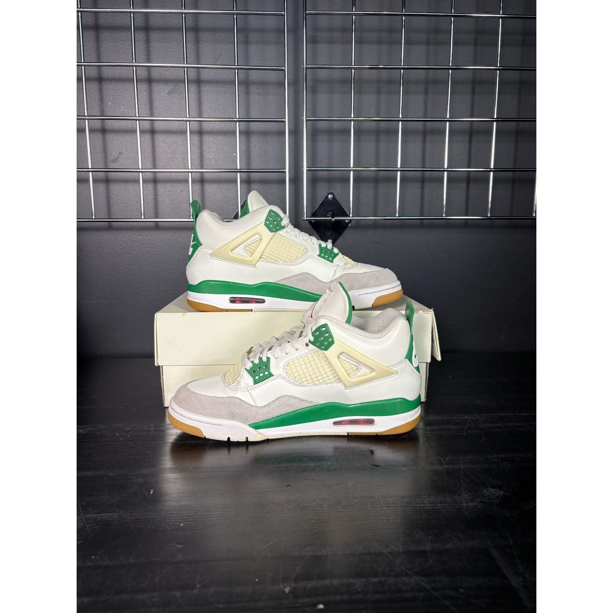 Air Jordan 4 Retro x SB "Pine Green" **PRE-OWNED**