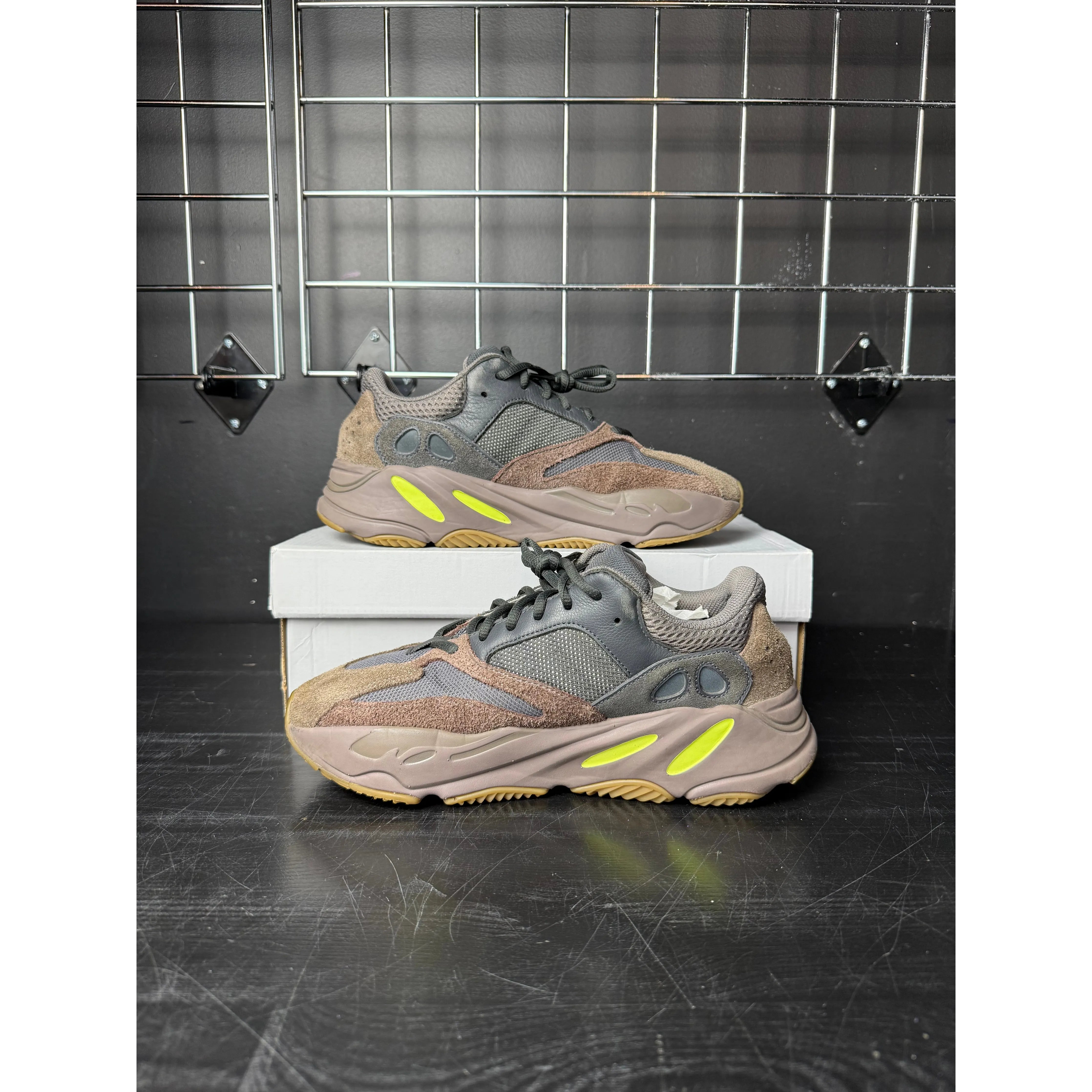 adidas Yeezy Boost 700 "Mauve" **PRE-OWNED**