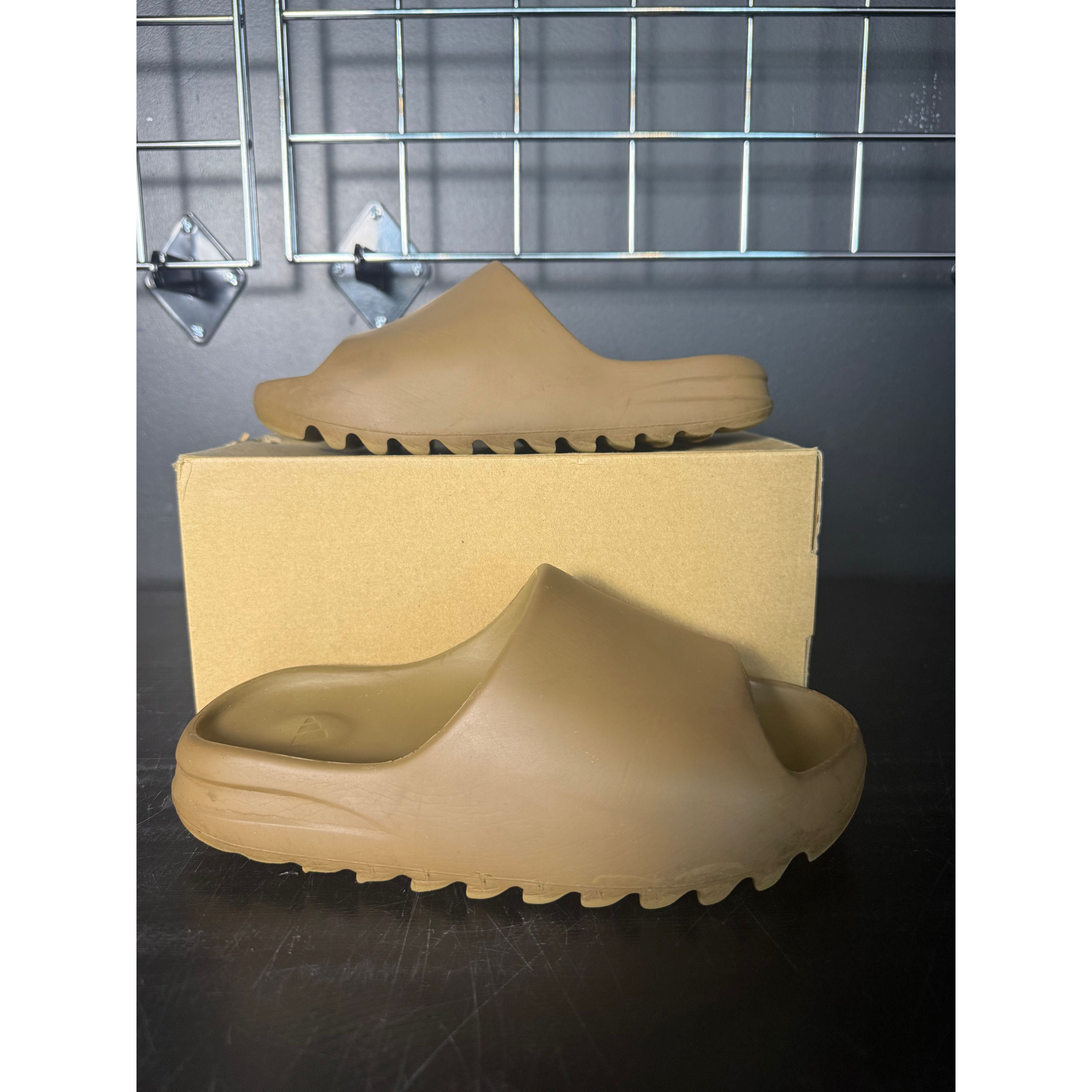 Adidas Yeezy Slide "Core" **PRE-OWNED**