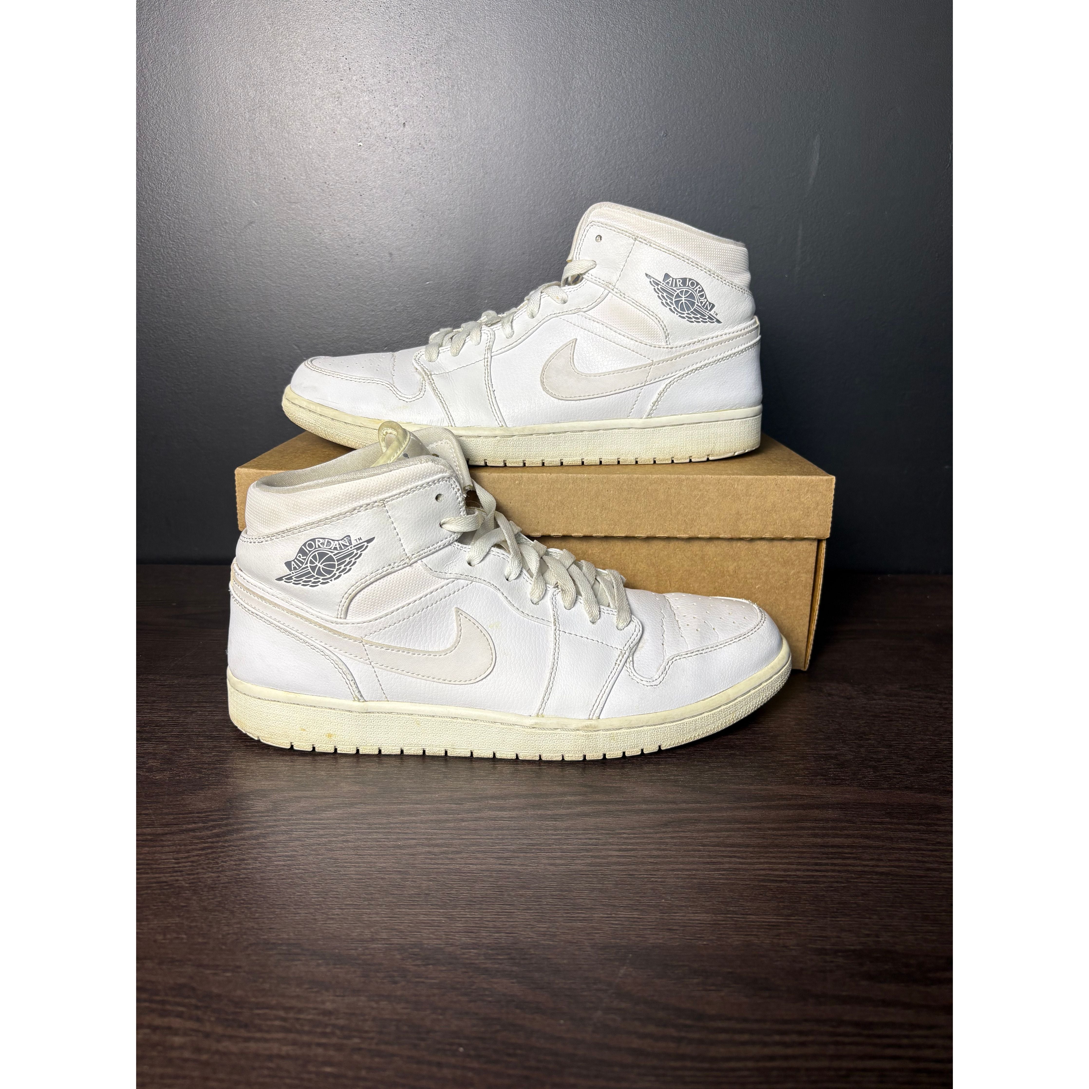 Air Jordan 1 Retro High OG "Sail" **PRE-OWNED**