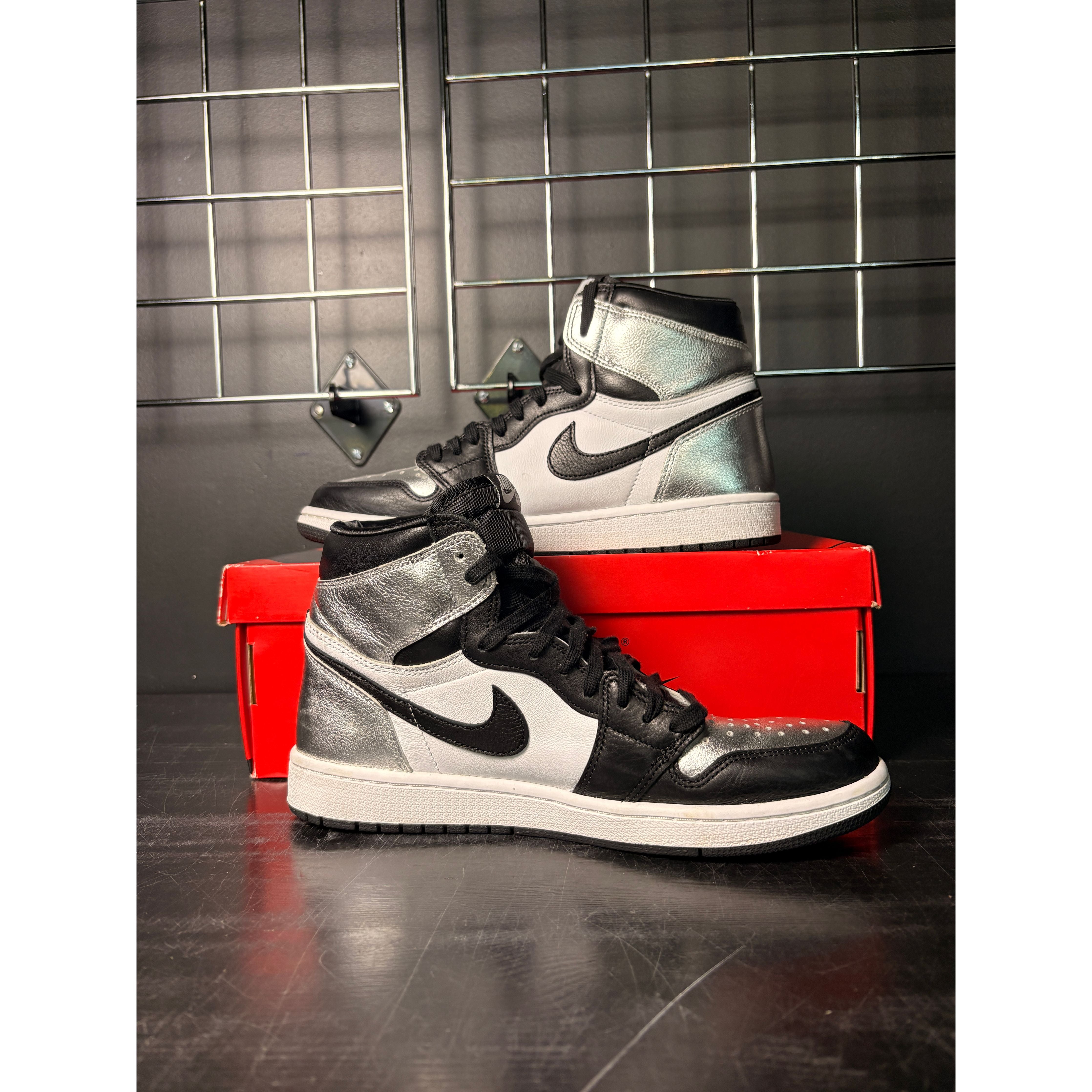 Air Jordan 1 Retro High "Silver Toe" (WMNS) **PRE-OWNED**