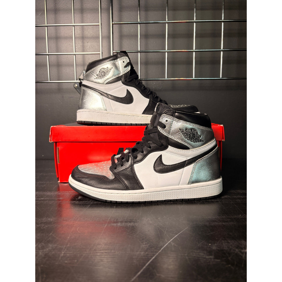 Air Jordan 1 Retro High "Silver Toe" (WMNS) **PRE-OWNED**