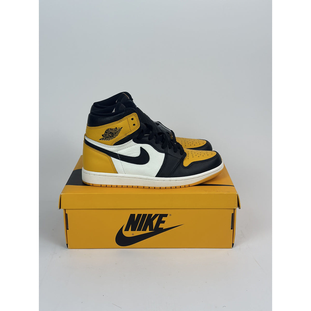 Air Jordan 1 Retro High OG "Taxi" **PRE-OWNED**