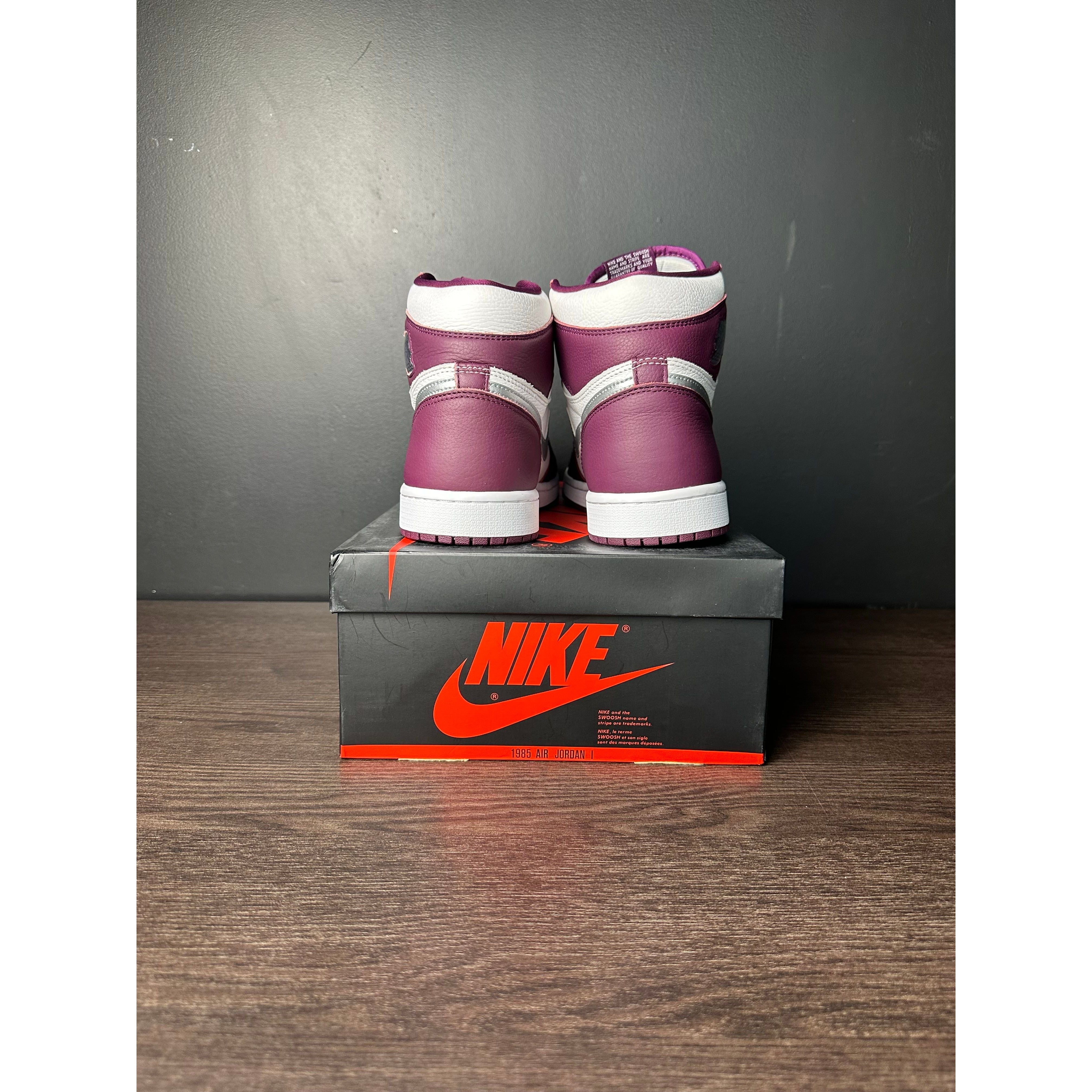 Air Jordan 1 Retro High OG "Bordeaux" **PRE-OWNED**