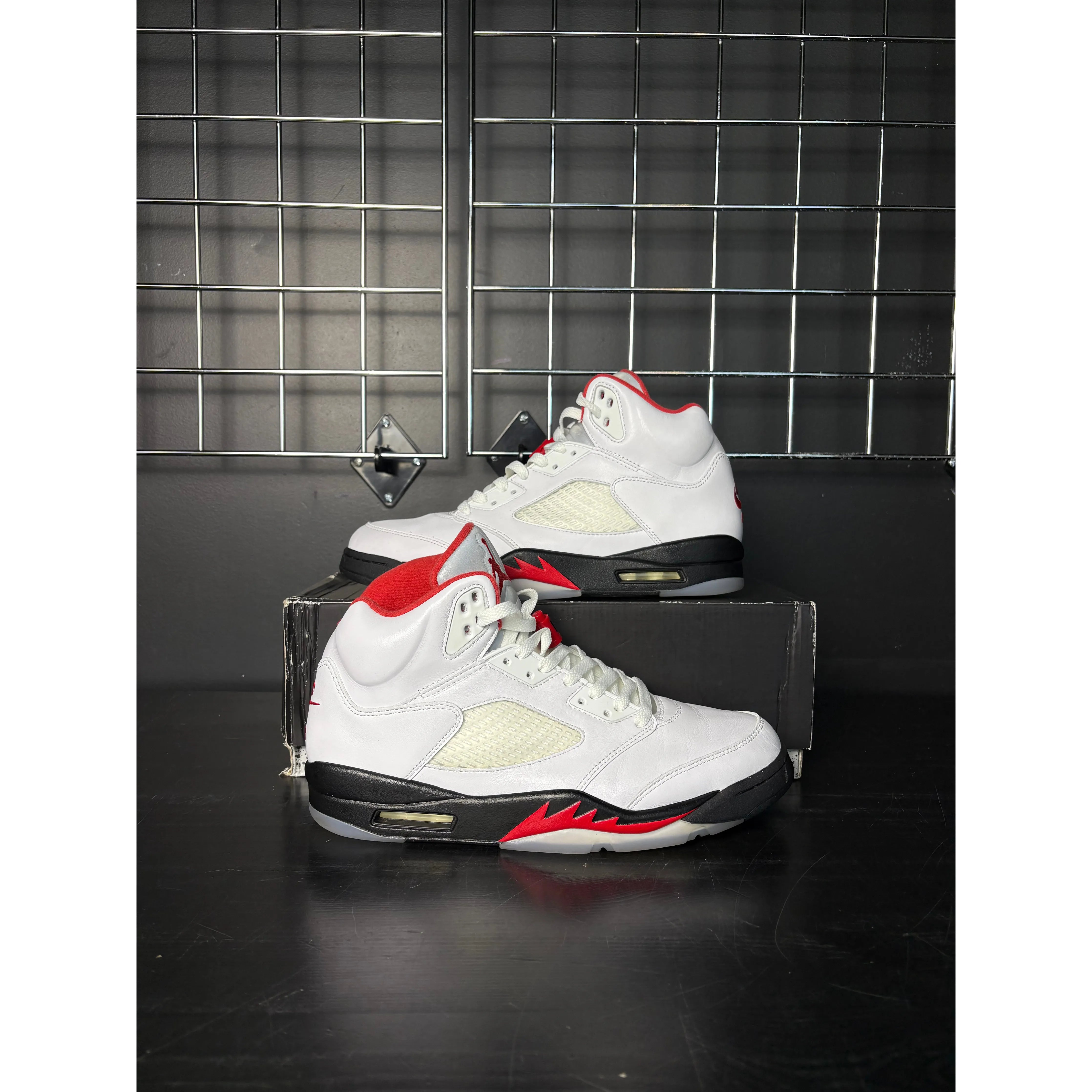 Air Jordan 5 Retro "Fire Red Silver Tongue" (2020) **PRE-OWNED**