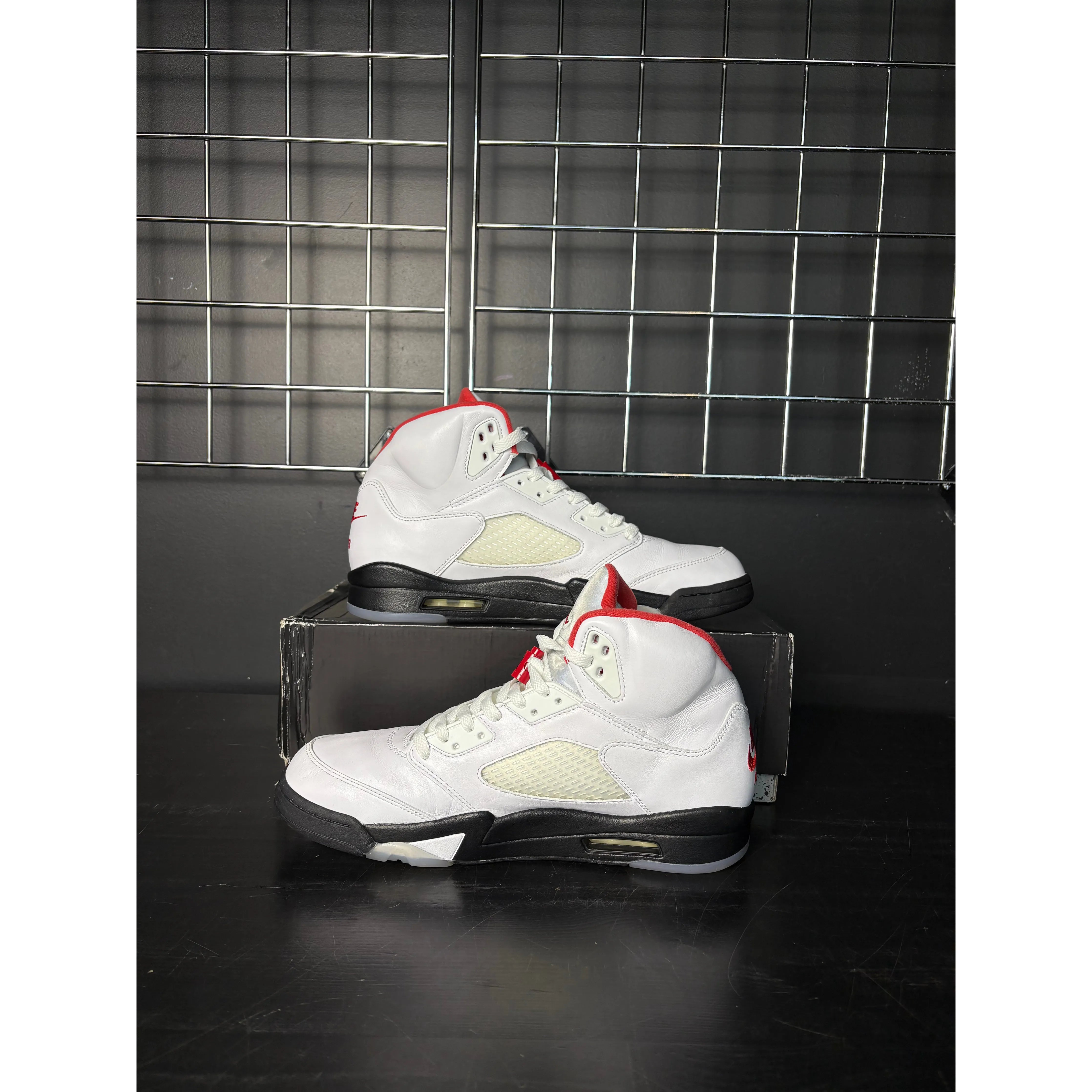 Air Jordan 5 Retro "Fire Red Silver Tongue" (2020) **PRE-OWNED**