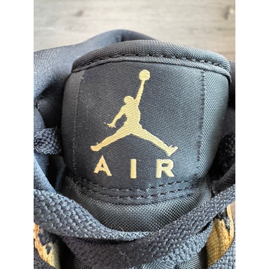 Air Jordan 1 Mid SE "Metallic Gold Black" (GS) **PRE-OWNED**