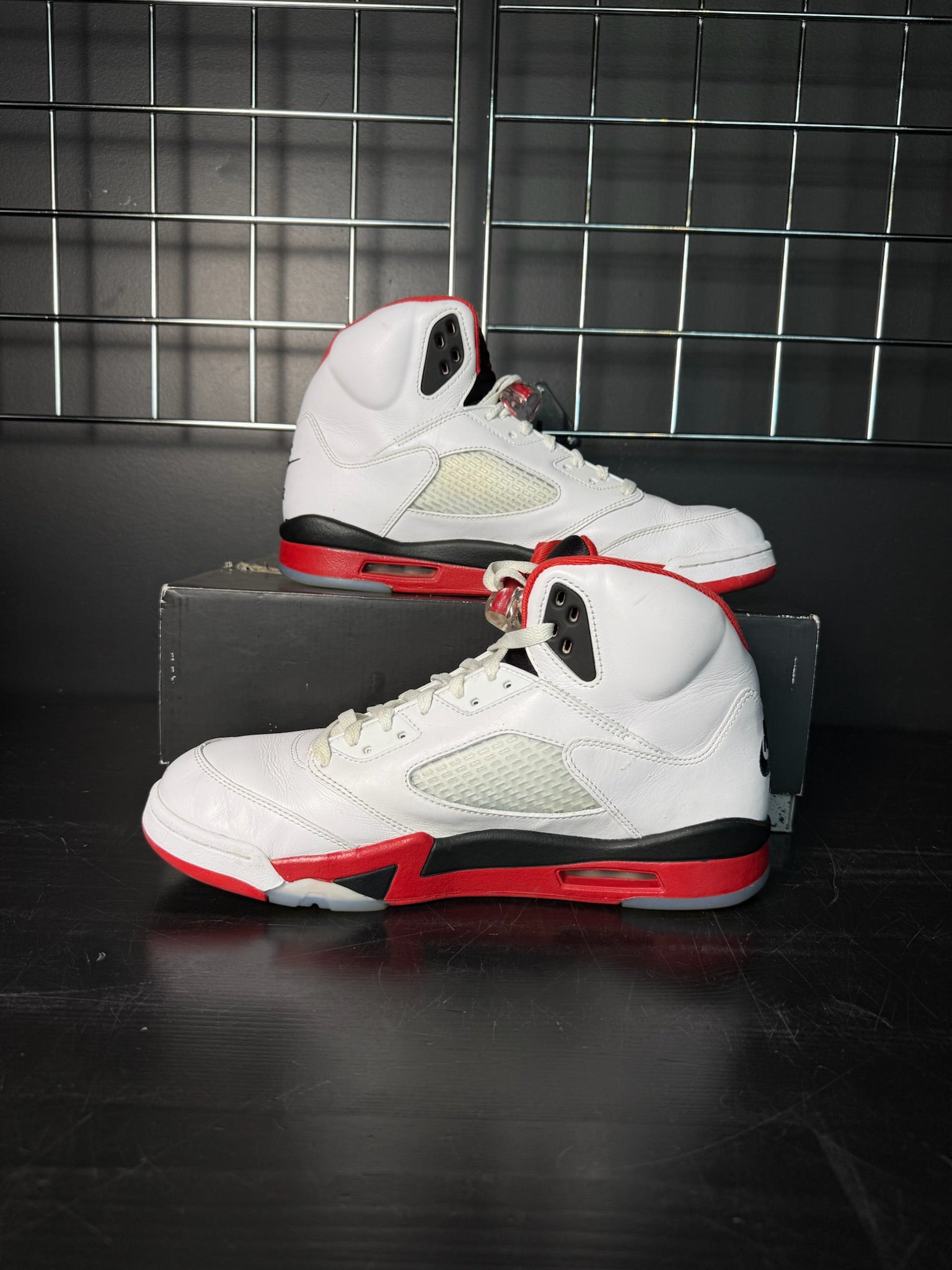 Air Jordan 5 Retro "Fire Red Black Tongue" (2025) **PRE-OWNED**