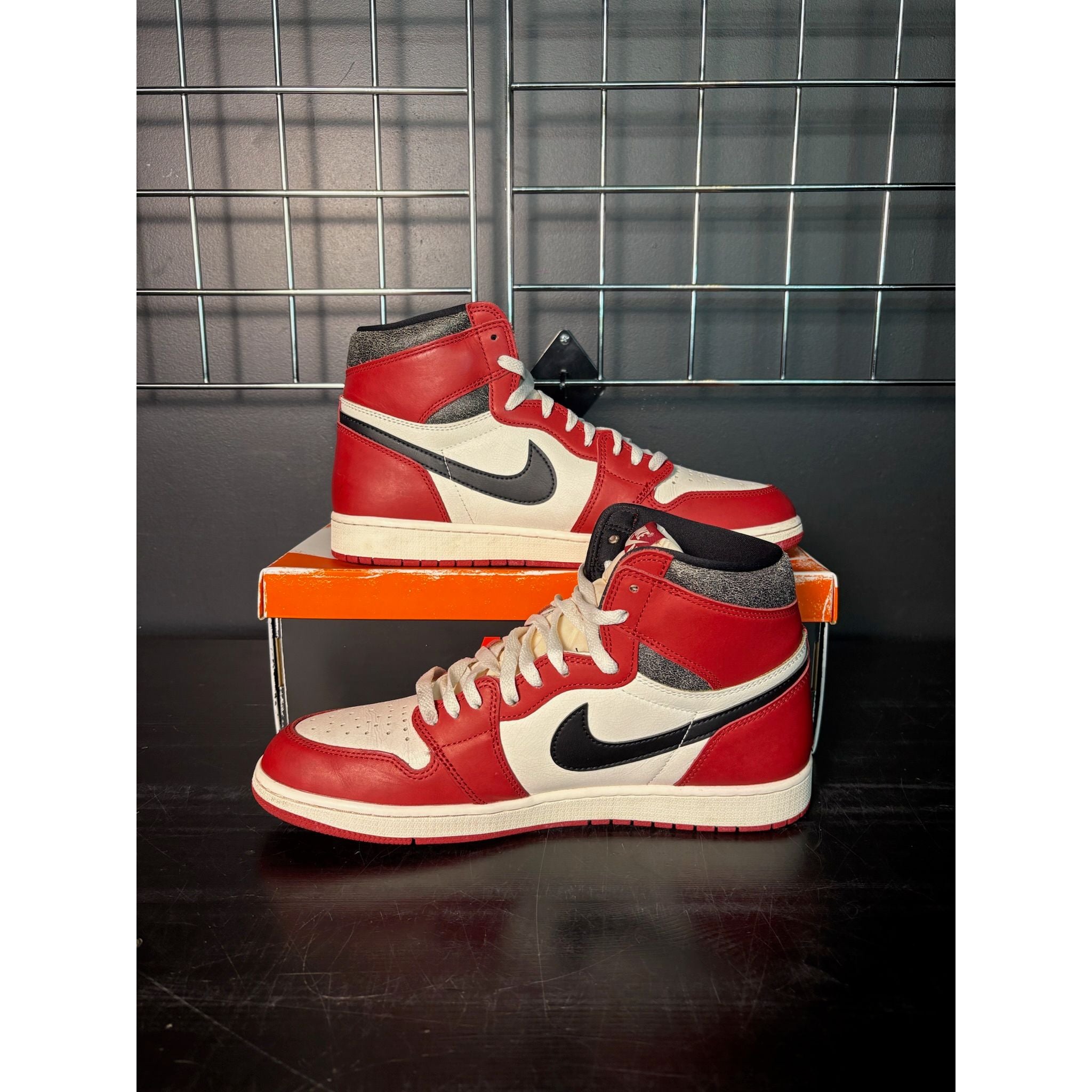 Air Jordan 1 Retro High OG "Chicago Lost and Found" **PRE-OWNED**