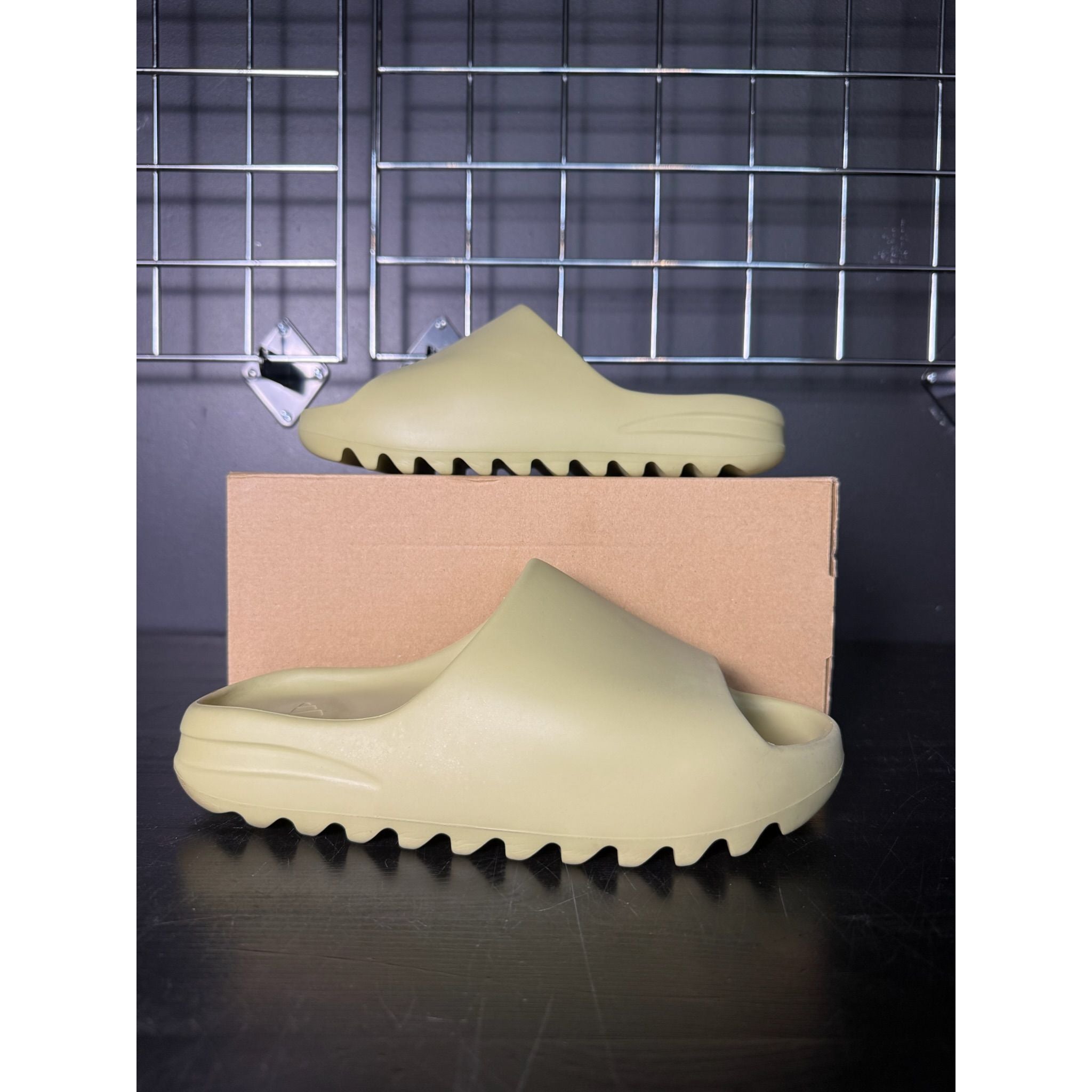 Adidas Yeezy Slide "Resin" (2022/2024) **PRE-OWNED**