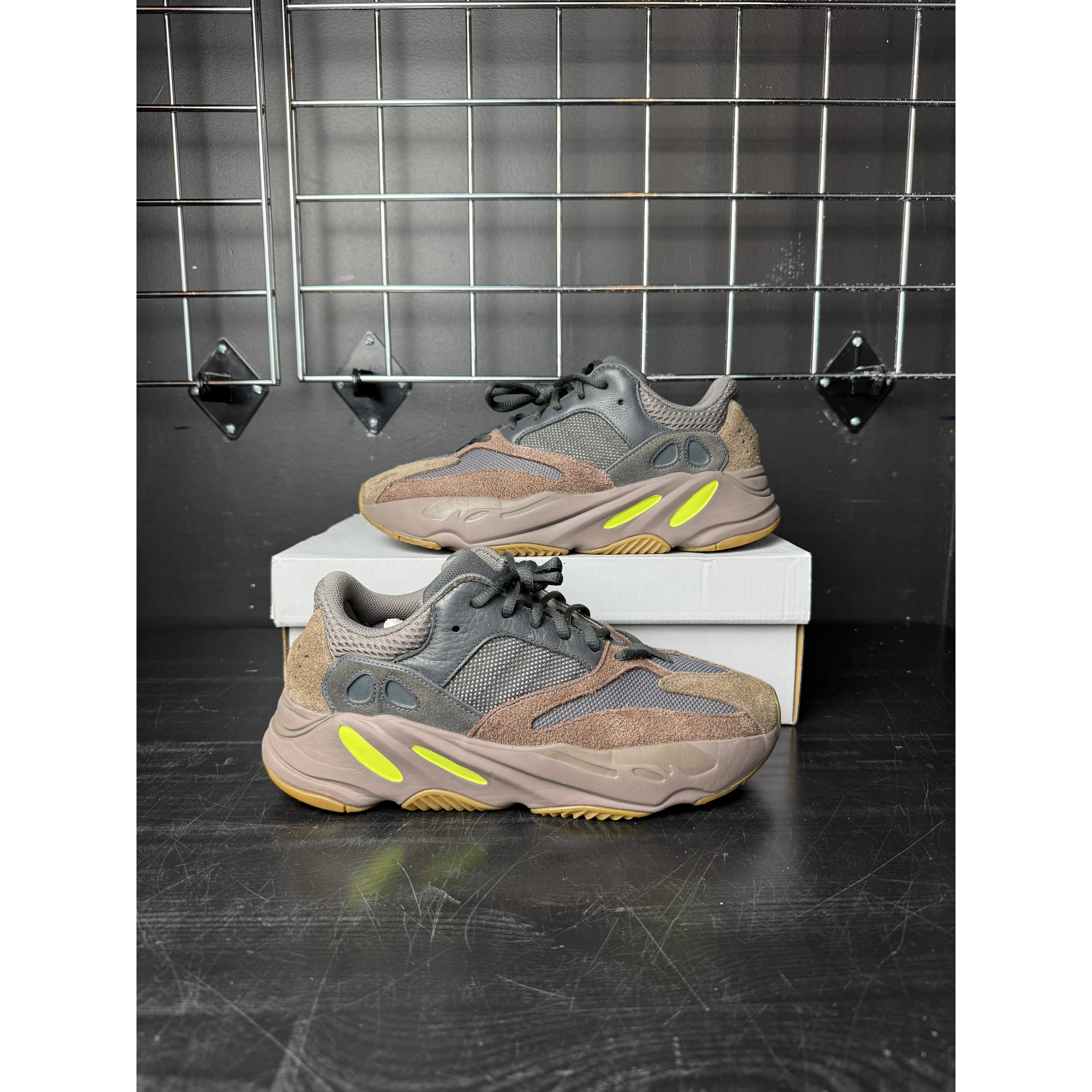 adidas Yeezy Boost 700 "Mauve" **PRE-OWNED**