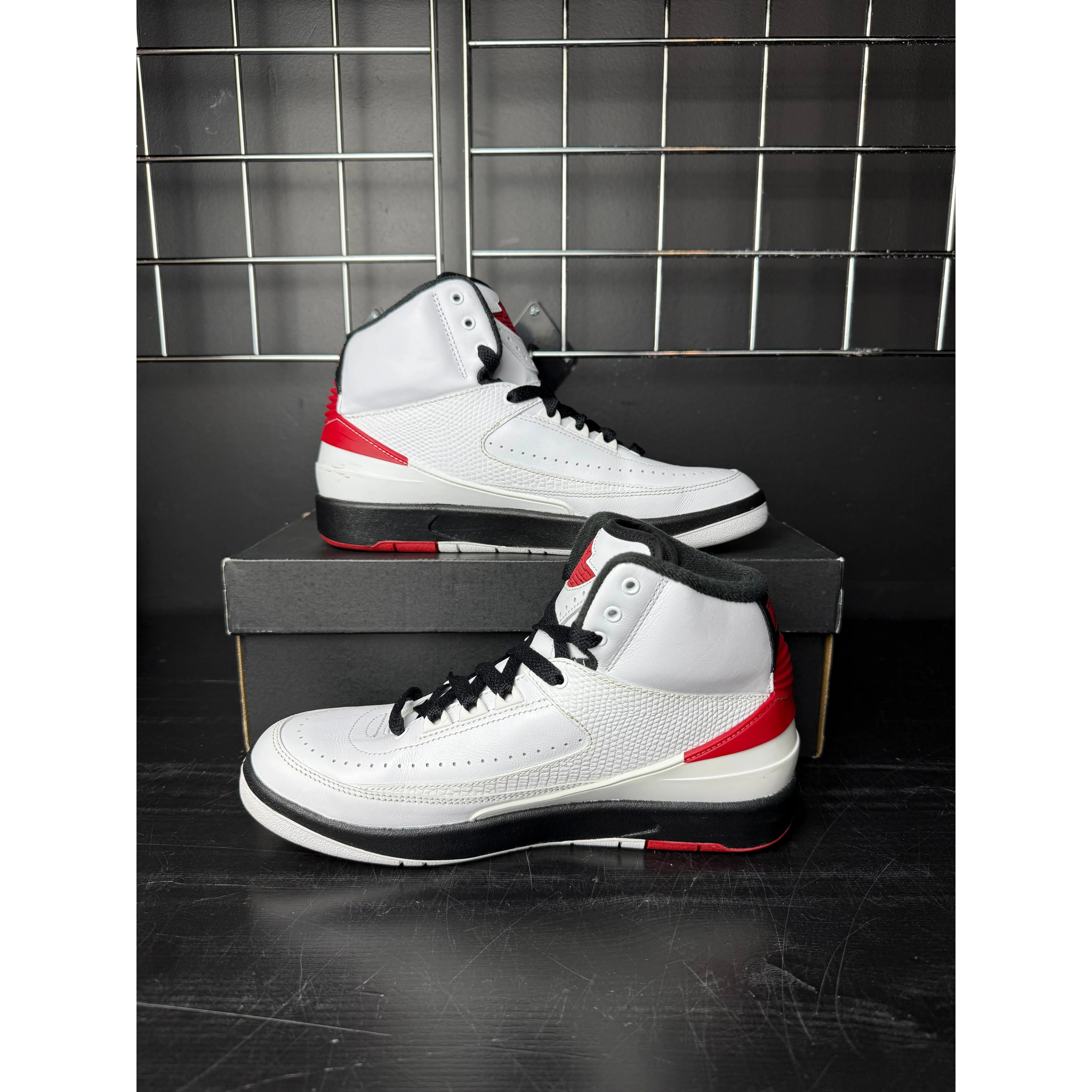 Air Jordan 2 Retro OG "Chicago" (2022) (GS) **PRE-OWNED**