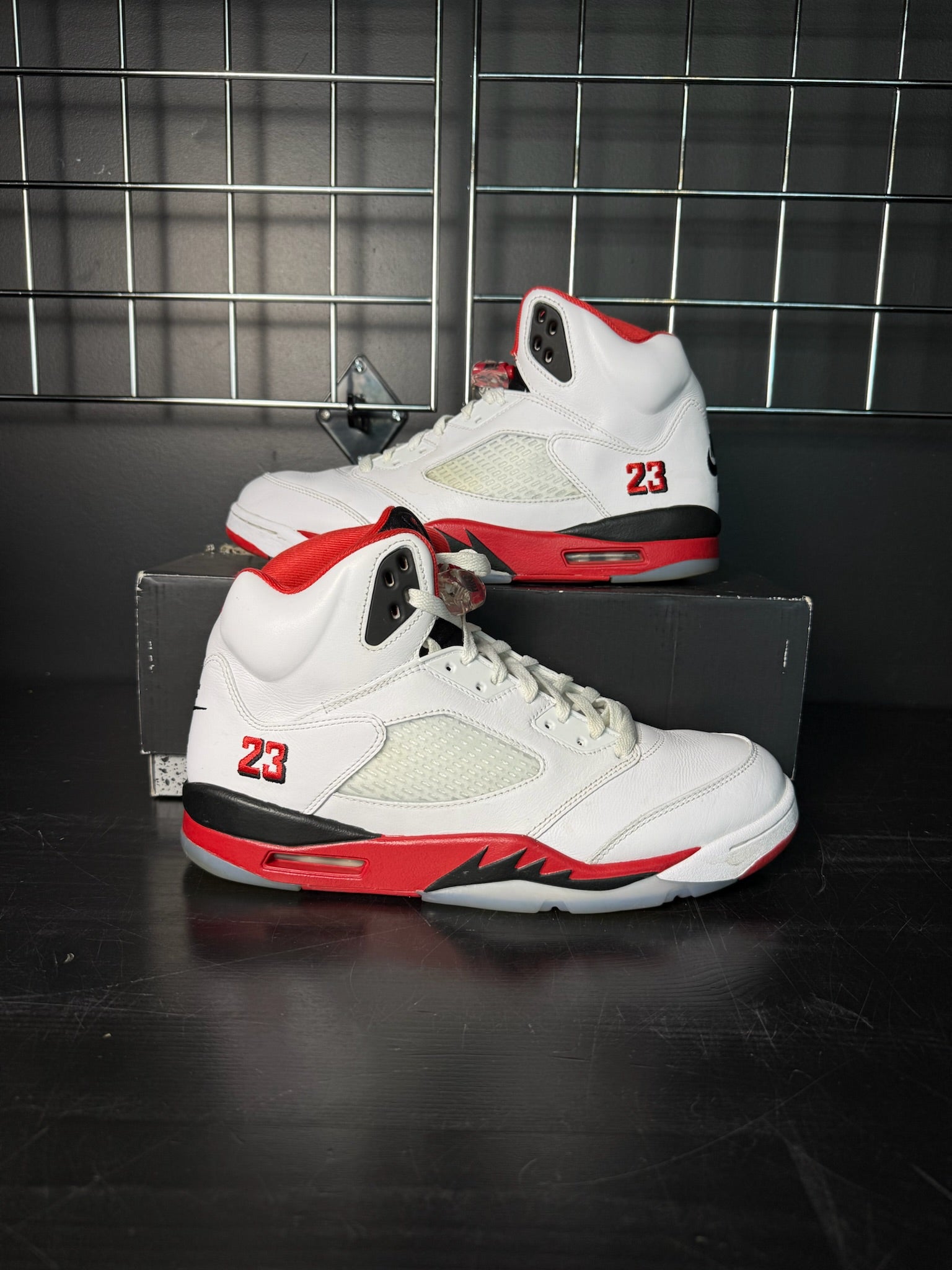 Air Jordan 5 Retro "Fire Red Black Tongue" (2025) **PRE-OWNED**