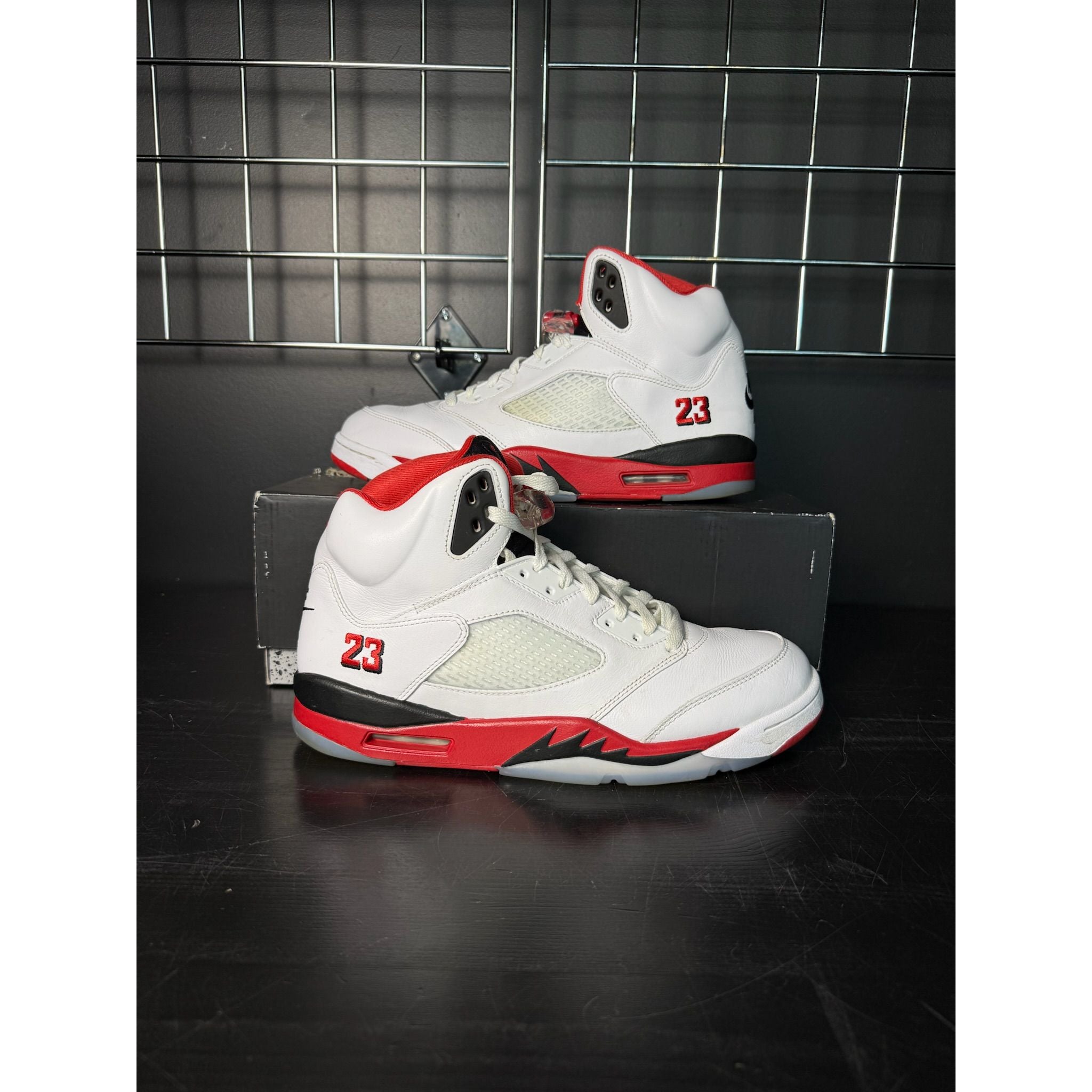 Air Jordan 5 Retro "Fire Red Black Tongue" (2025) **PRE-OWNED** REP. BOX