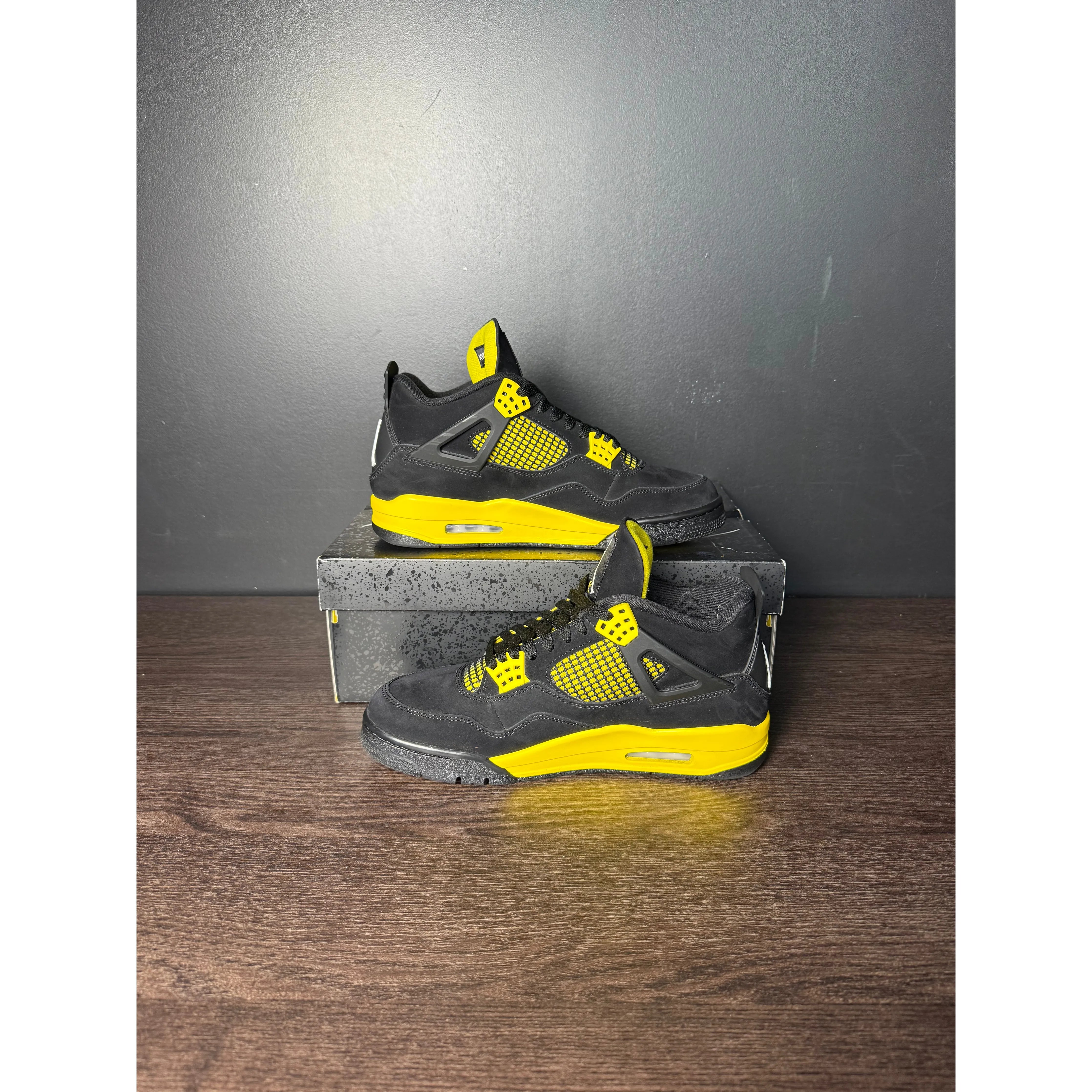 Air Jordan 4 Retro "Thunder" (2023) **PRE-OWNED**