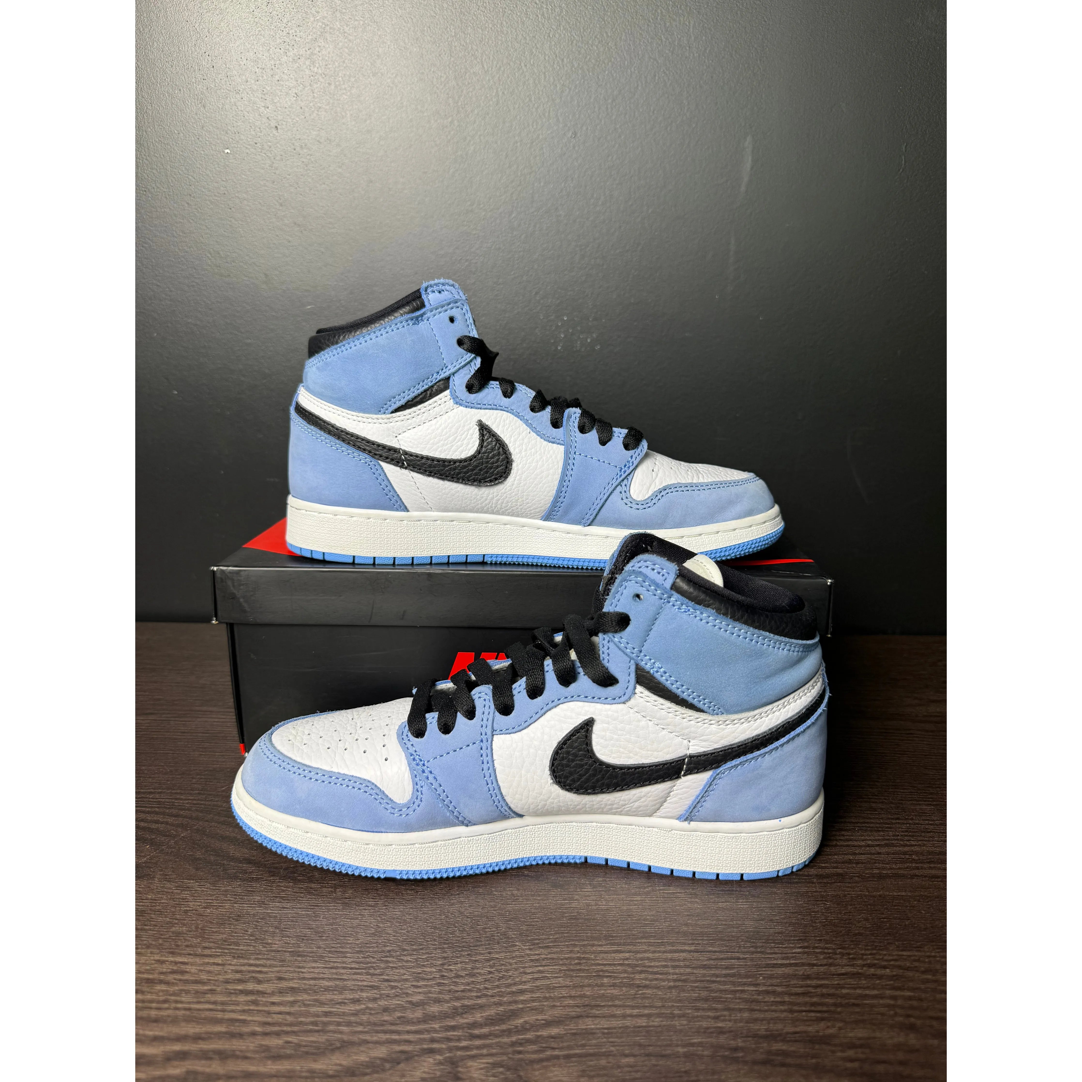 Air Jordan 1 Retro High OG "University Blue" (GS) **PRE-OWNED**