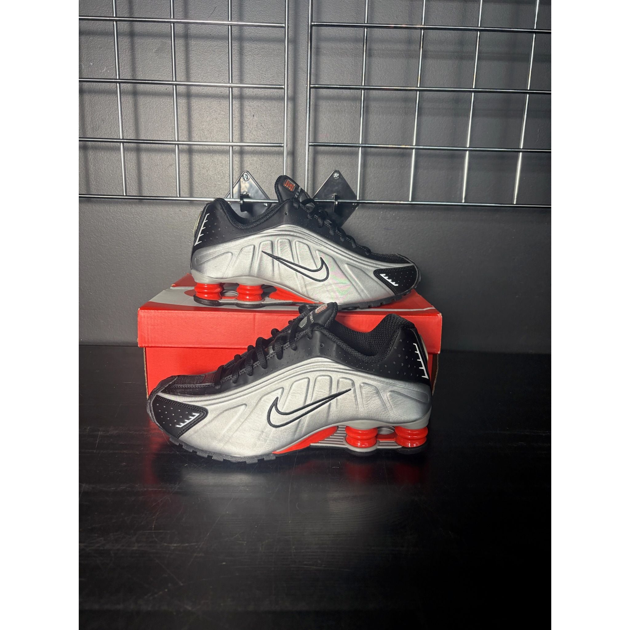 Nike Shox R4 "Black Metallic Silver" (2025) **PRE-OWNED**