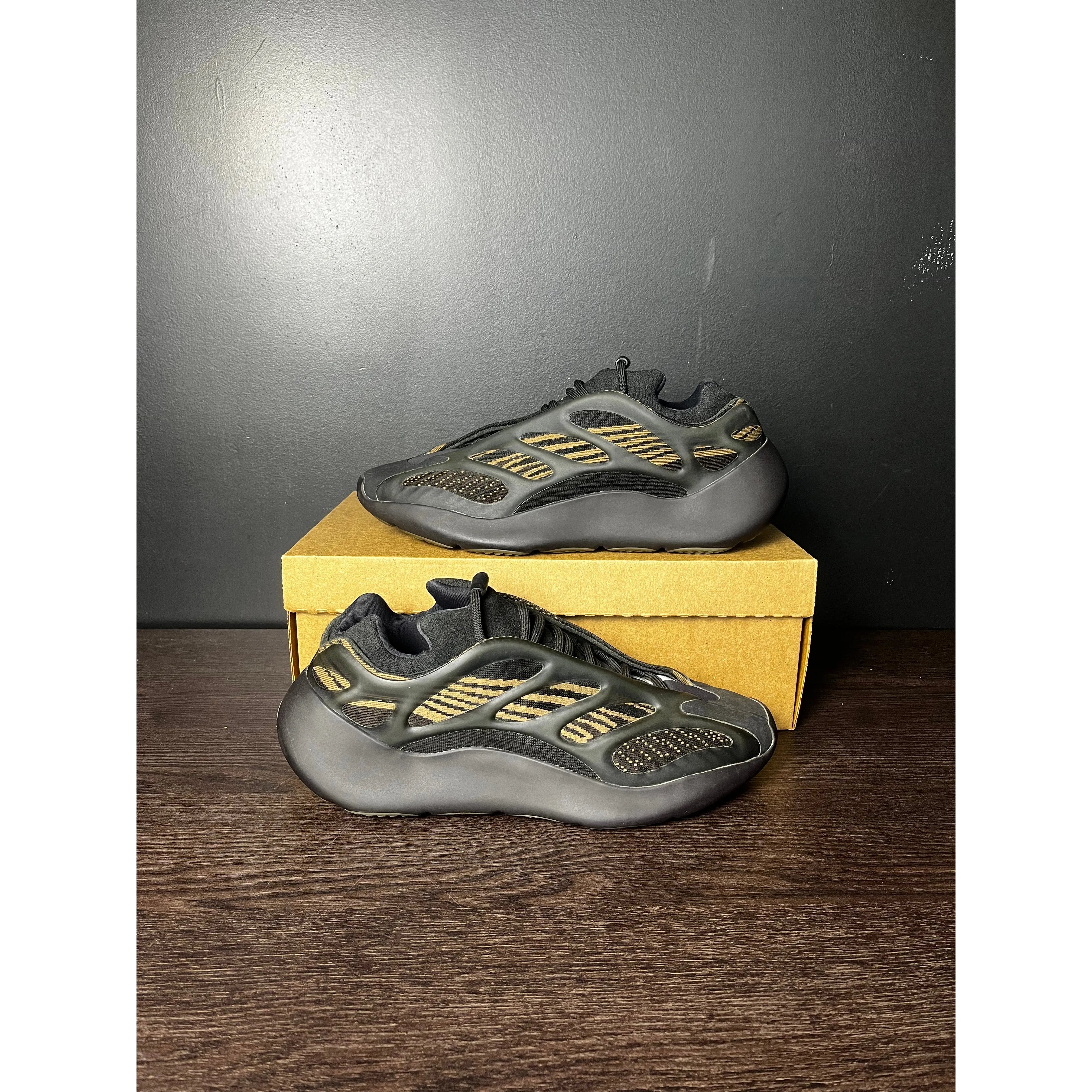 adidas Yeezy 700 V3 "Clay Brown" **PRE-OWNED** REP. BOX