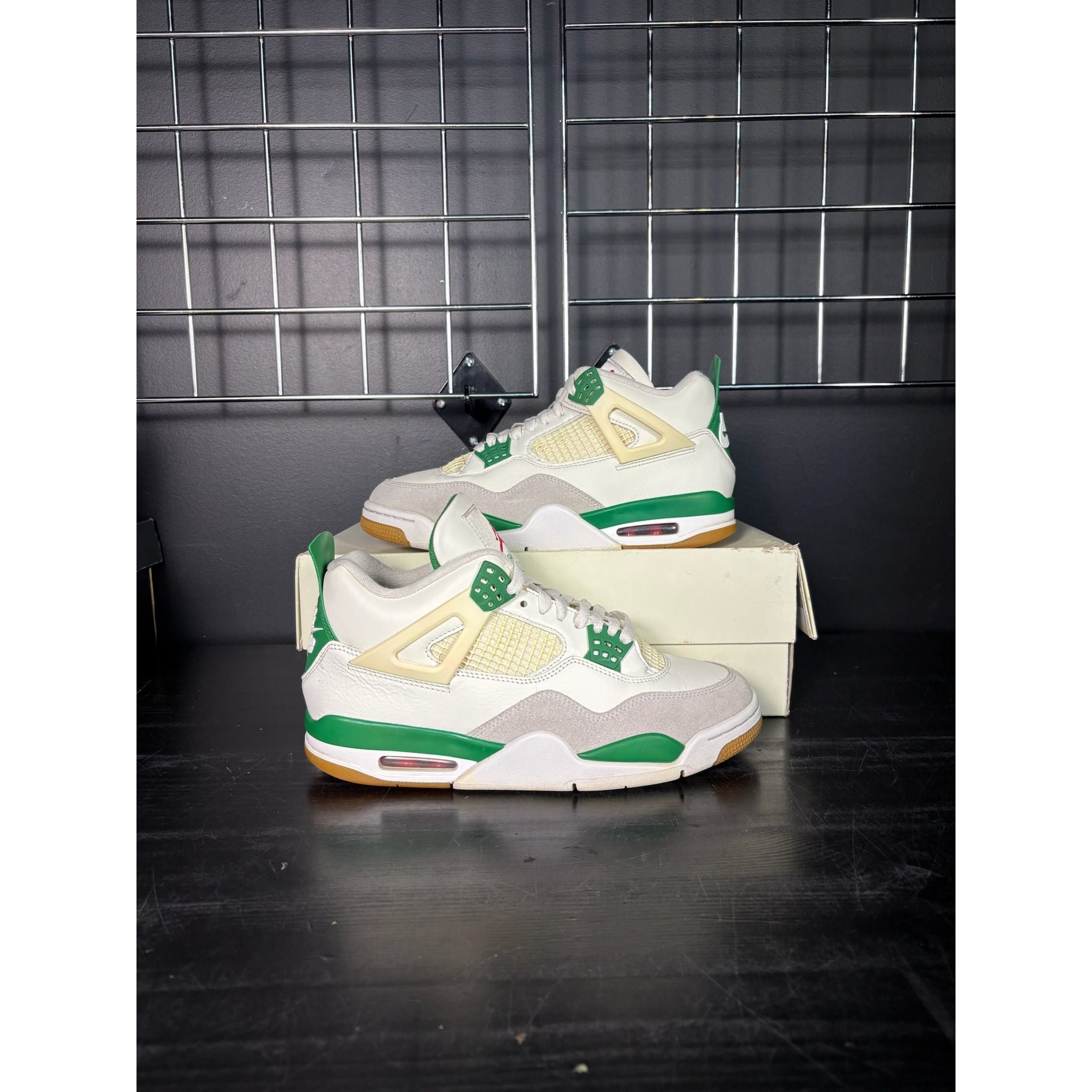 Air Jordan 4 Retro x SB "Pine Green" **PRE-OWNED**