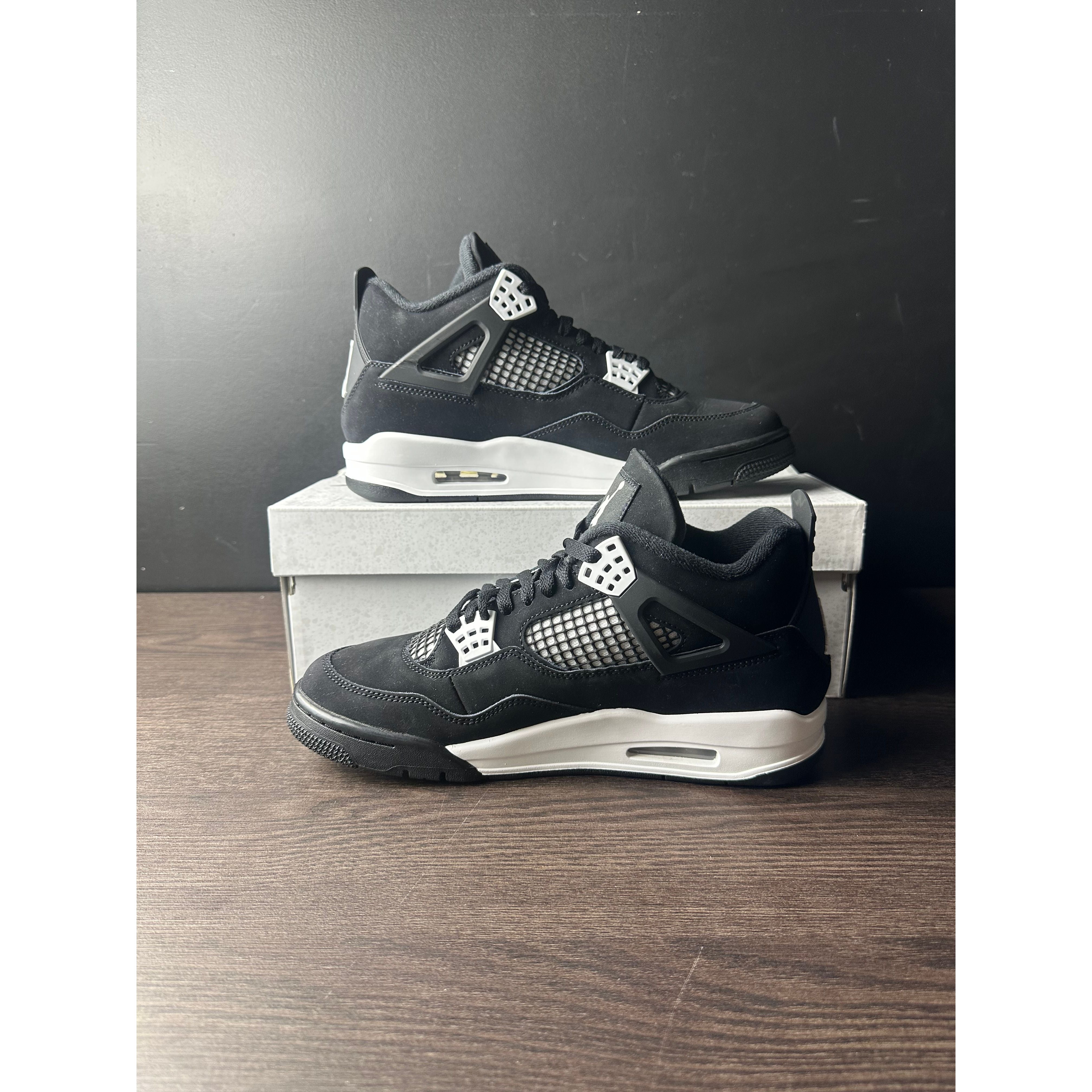 Air Jordan 4 Retro "White Thunder"  **PRE-OWNED**