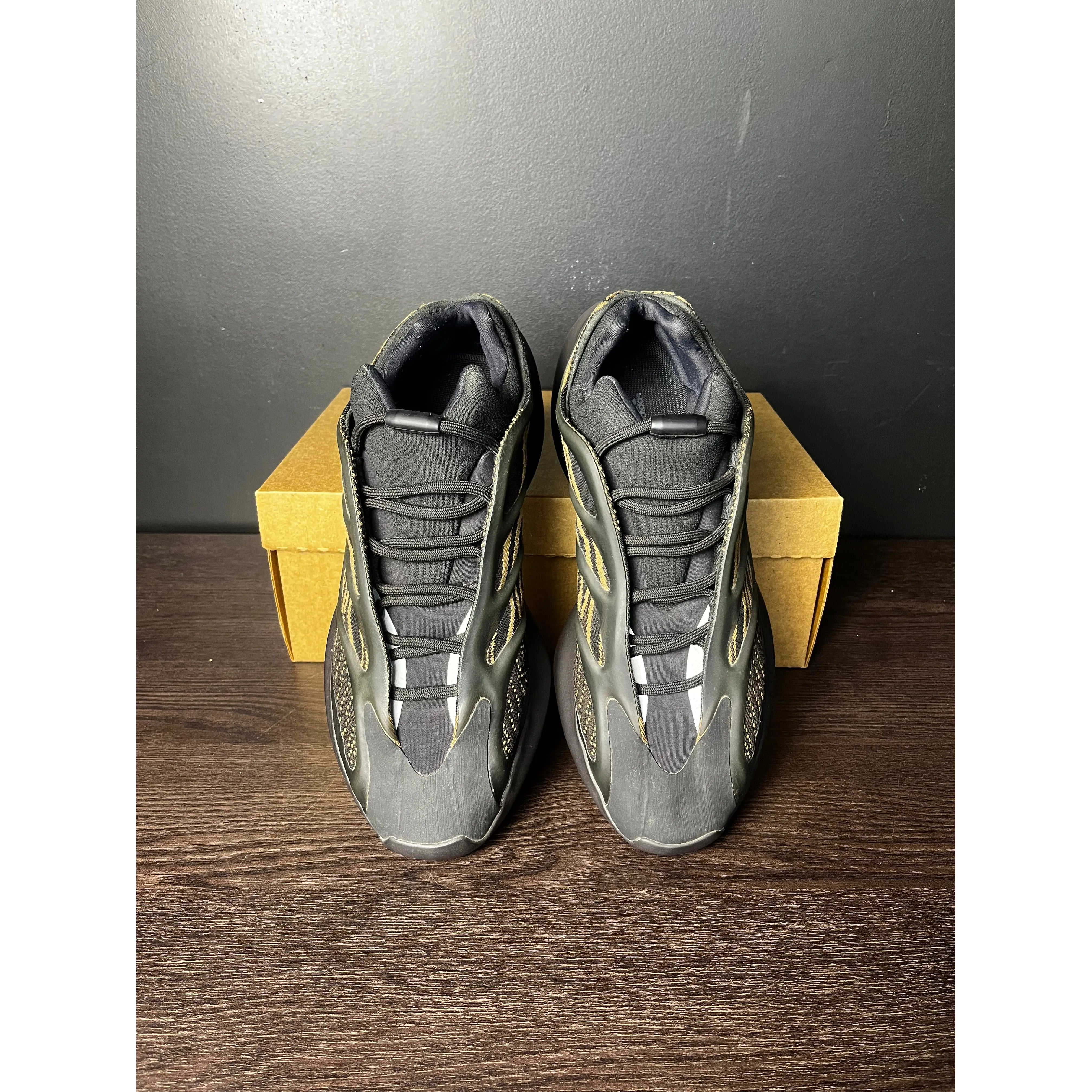 adidas Yeezy 700 V3 "Clay Brown" **PRE-OWNED** REP. BOX
