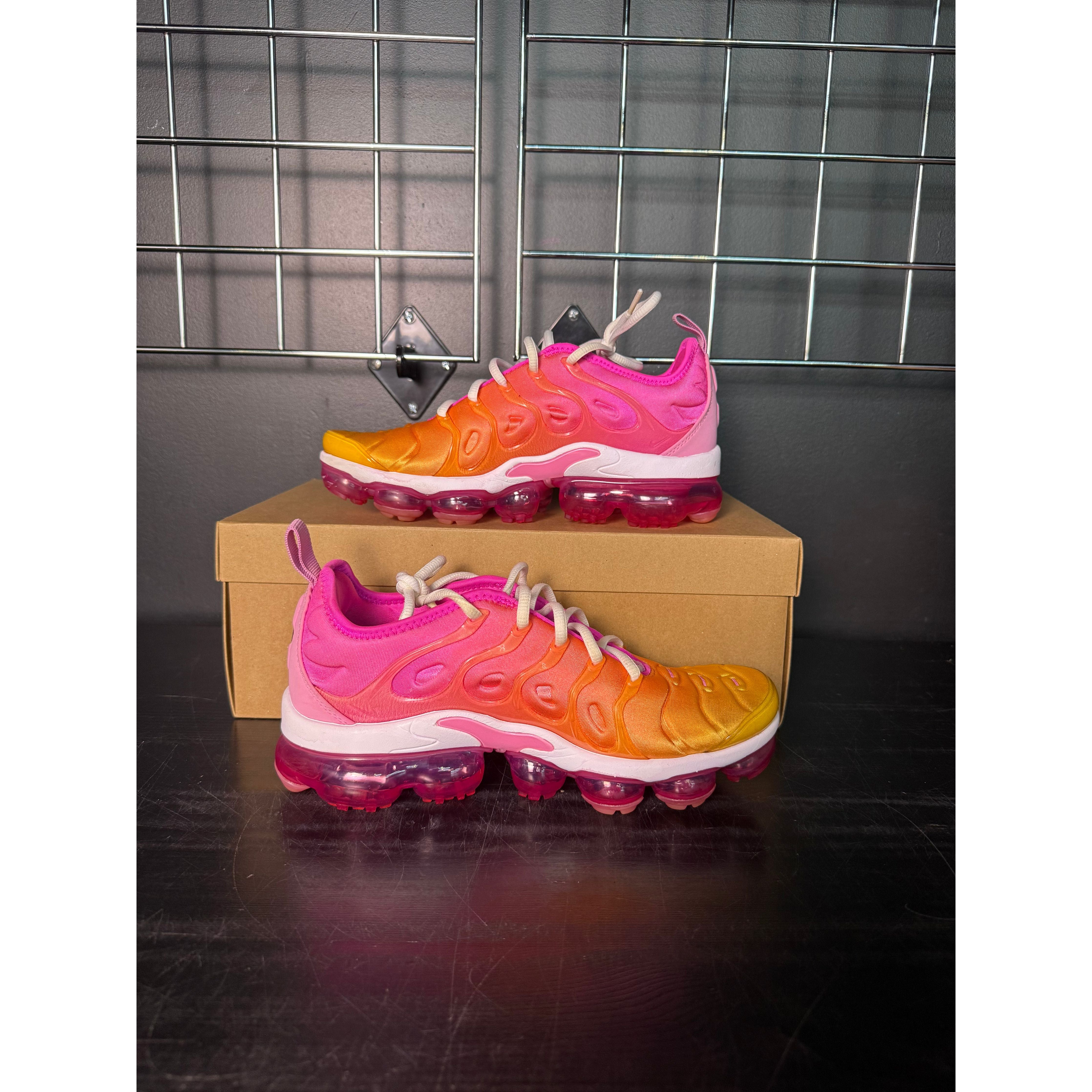 Nike Air VaporMax Plus "Laser Fuchsia Psychic Pink" (WMNS) **PRE-OWNED**