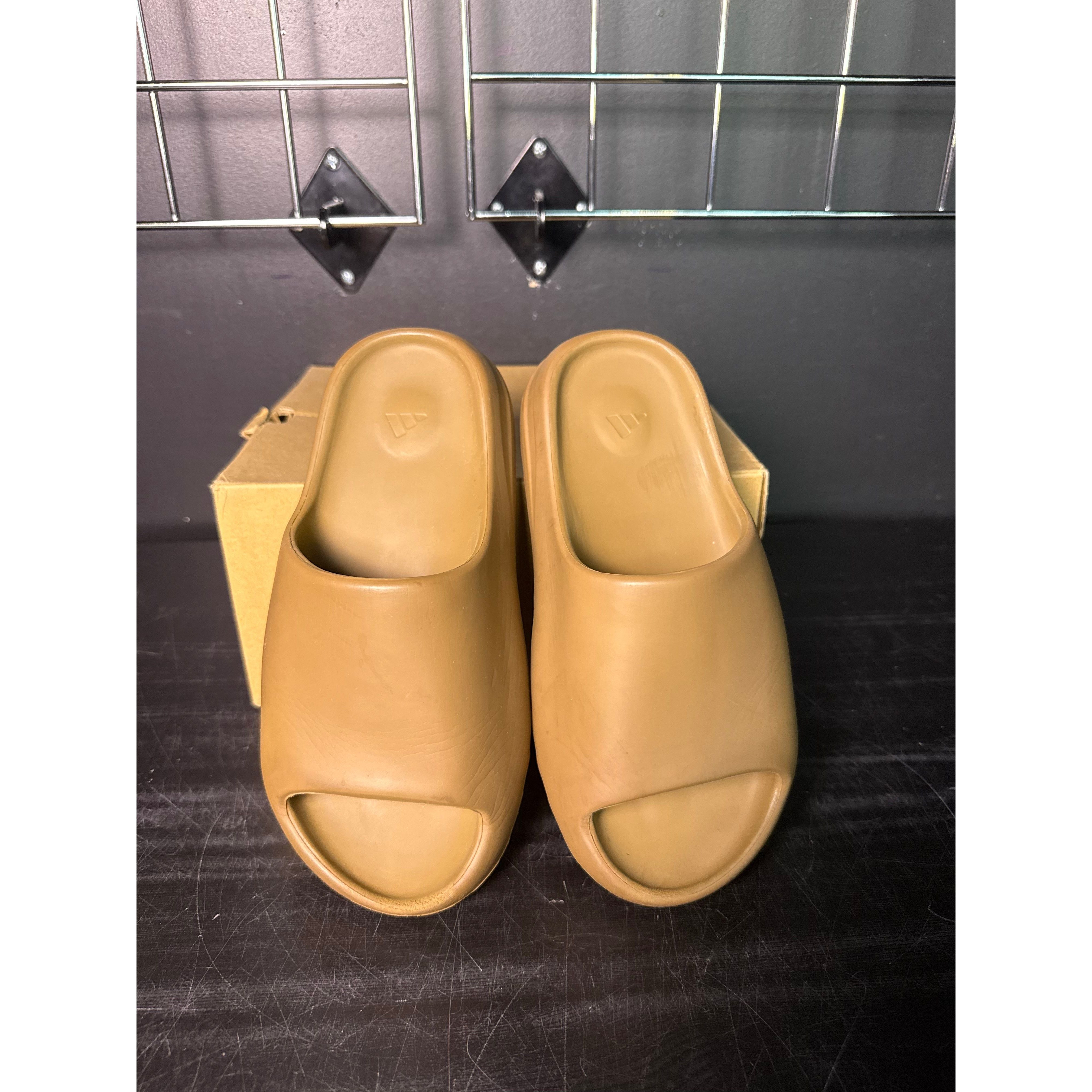 Adidas Yeezy Slide "Core" **PRE-OWNED**