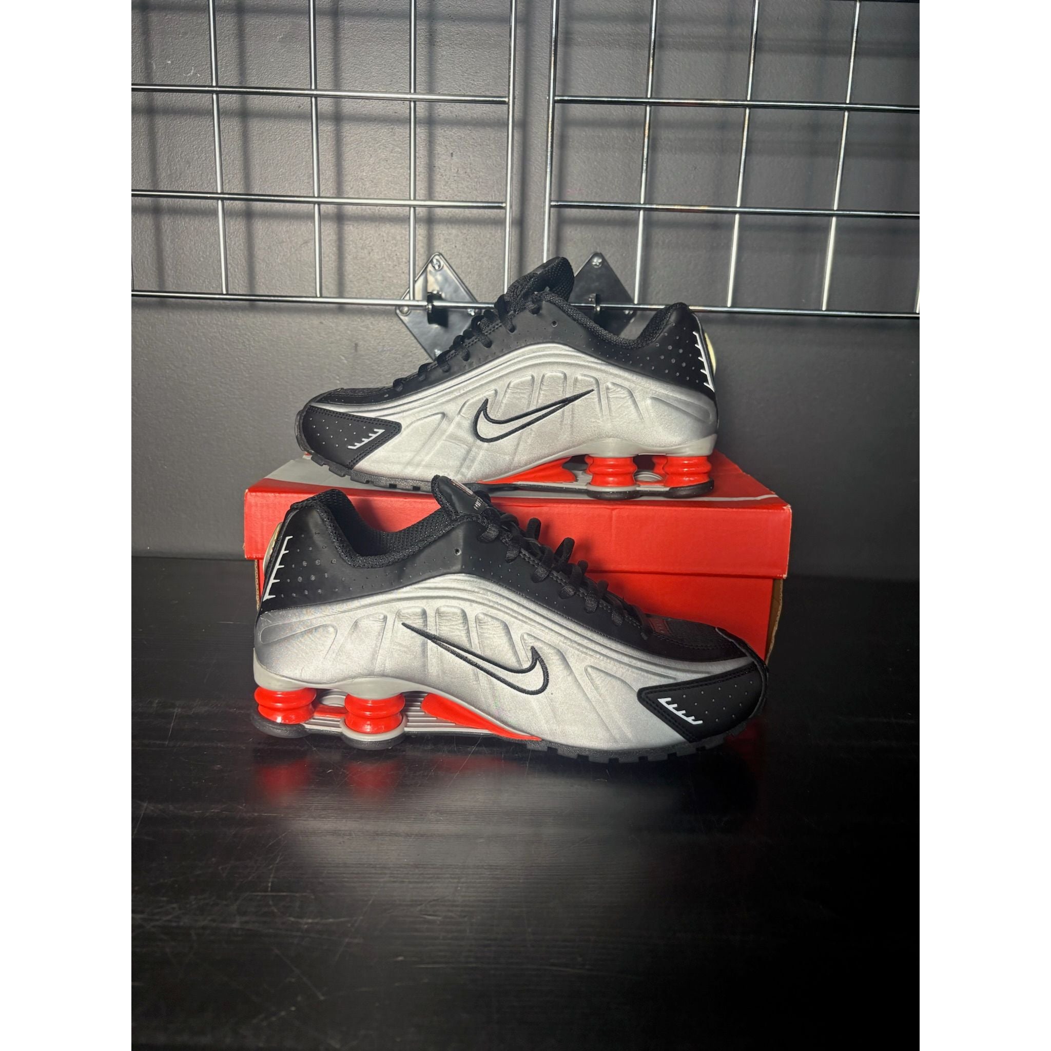 Nike Shox R4 "Black Metallic Silver" (2025) **PRE-OWNED**