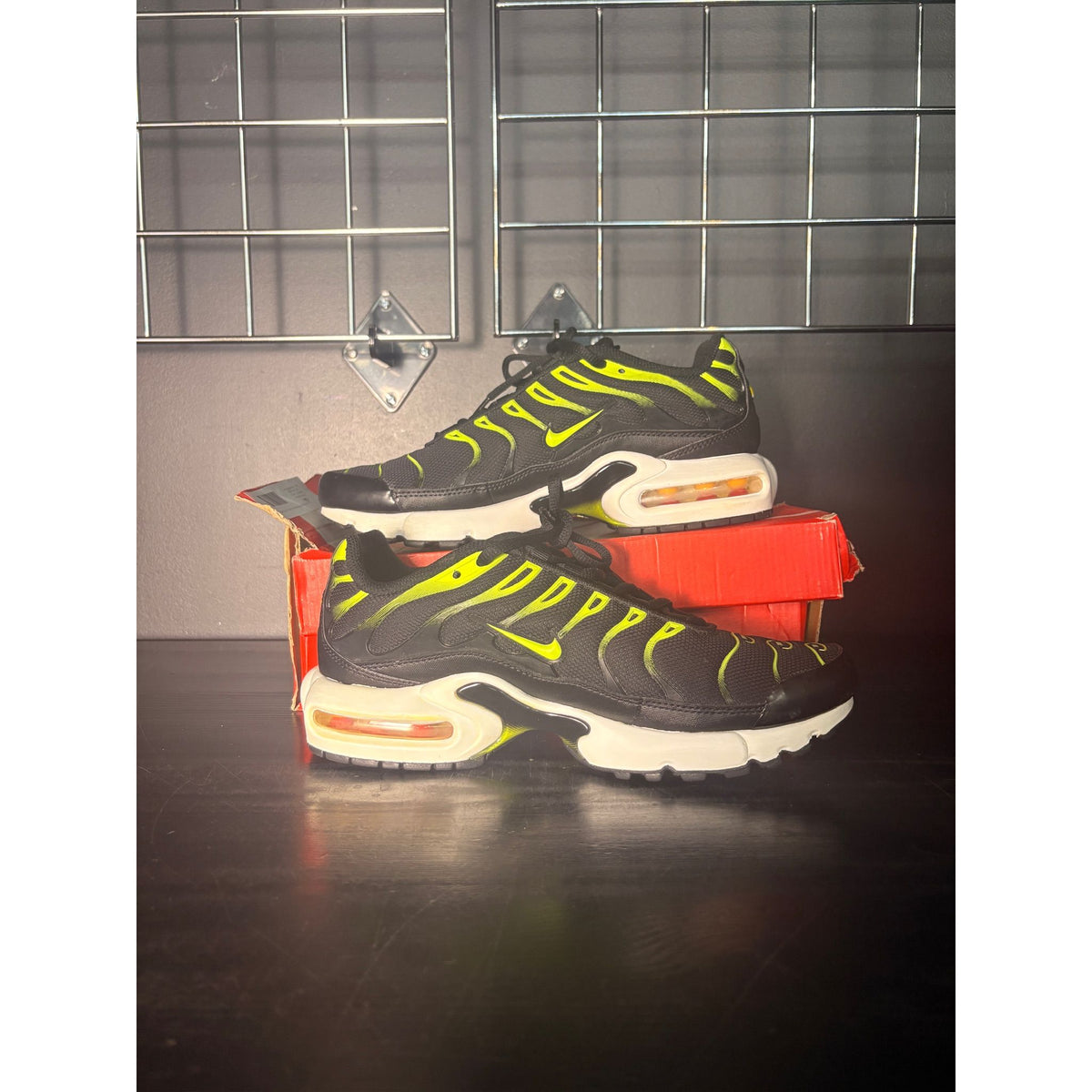 Nike Air Max Plus "Black Dark Grey Volt" (GS) **PRE-OWNED**
