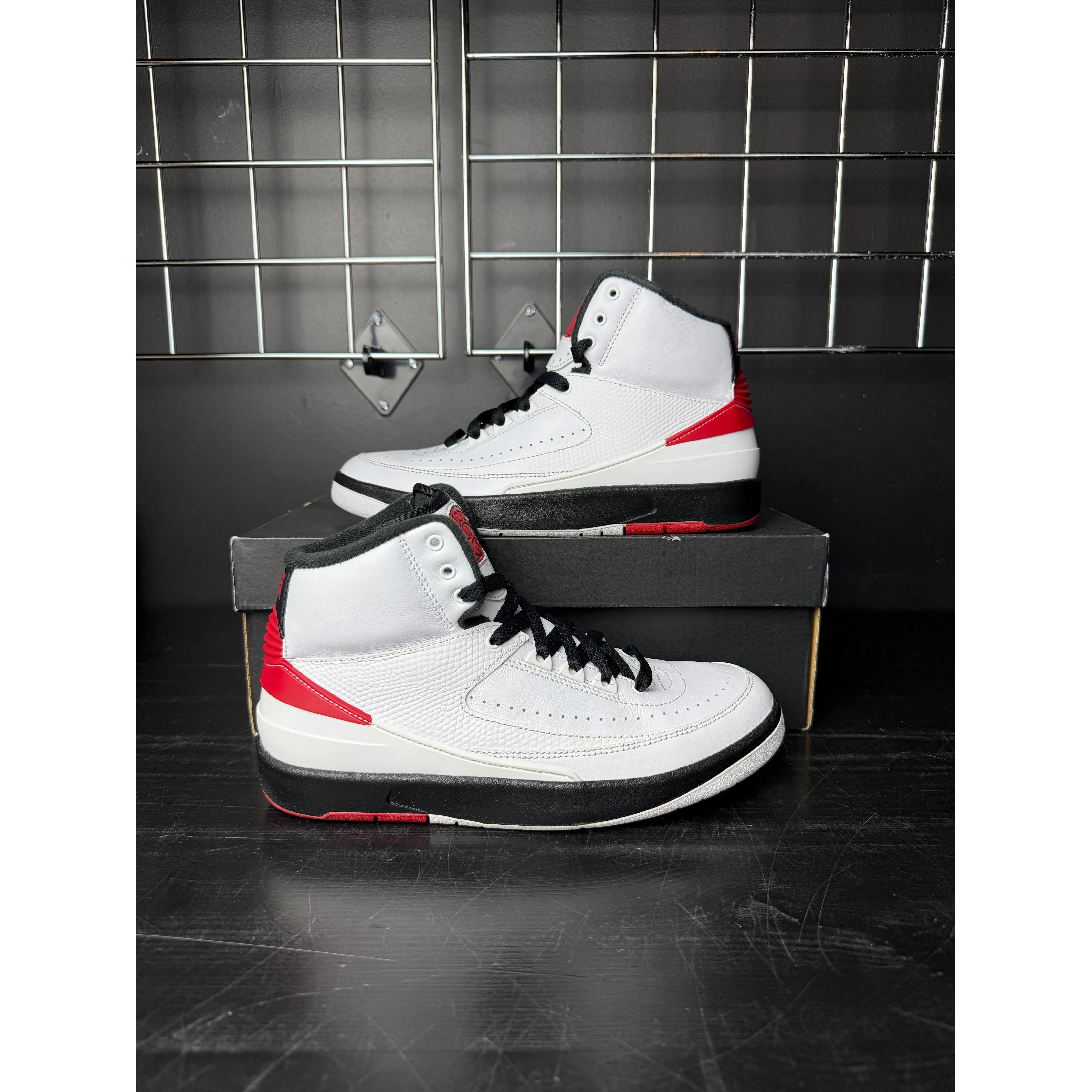 Air Jordan 2 Retro OG "Chicago" (2022) (GS) **PRE-OWNED**