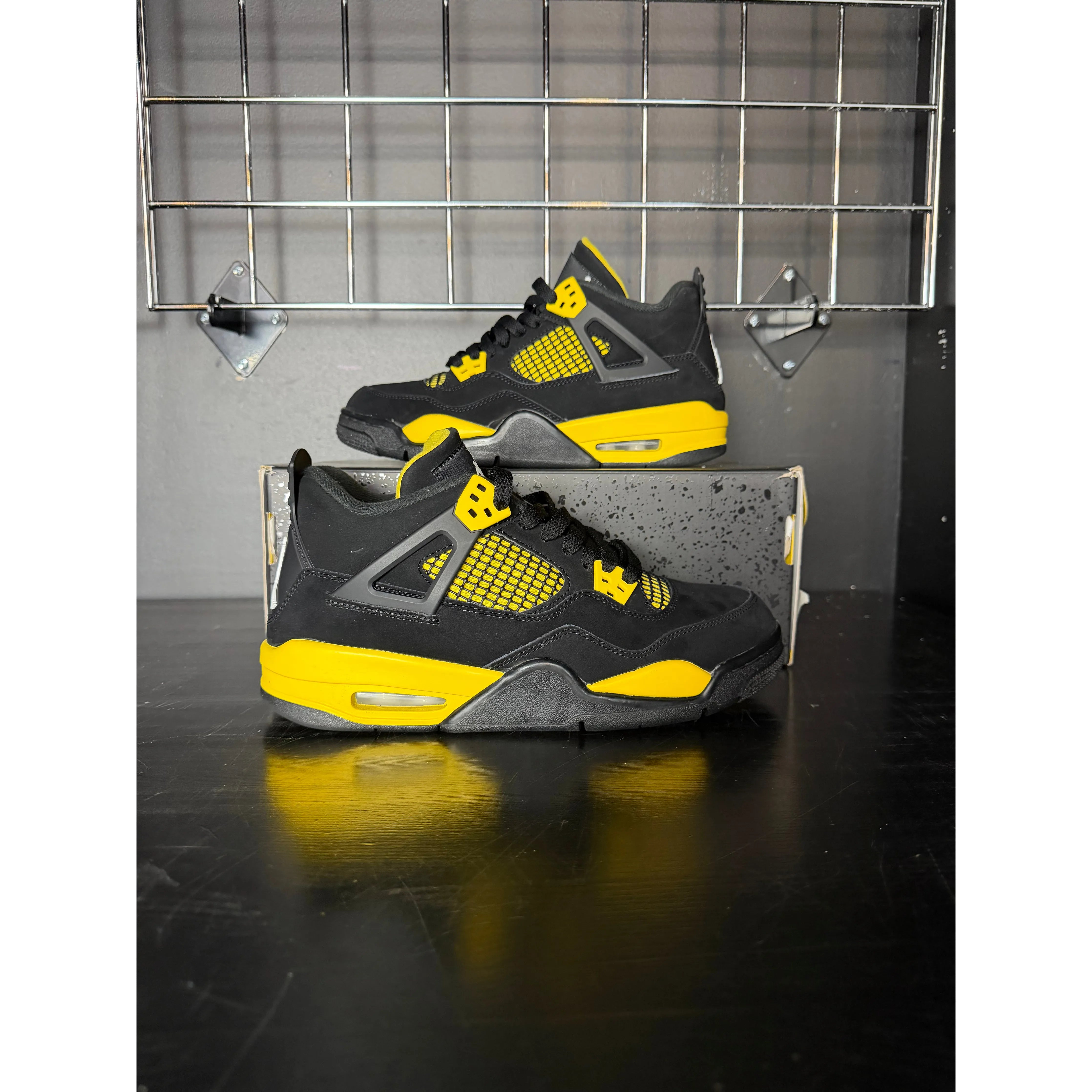 Air Jordan 4 Retro "Thunder" (2023) (GS) **PRE-OWNED**