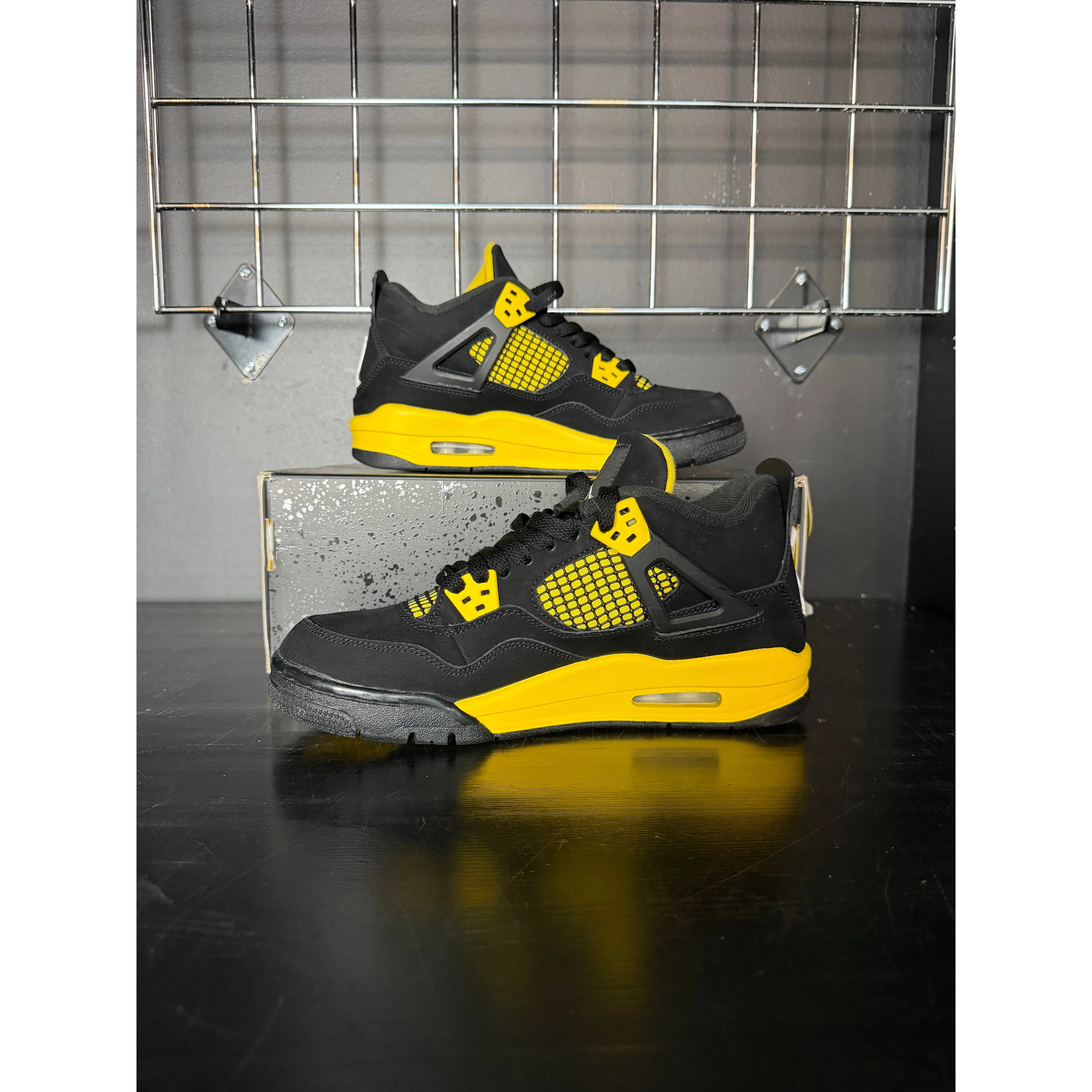 Air Jordan 4 Retro "Thunder" (2023) (GS) **PRE-OWNED**