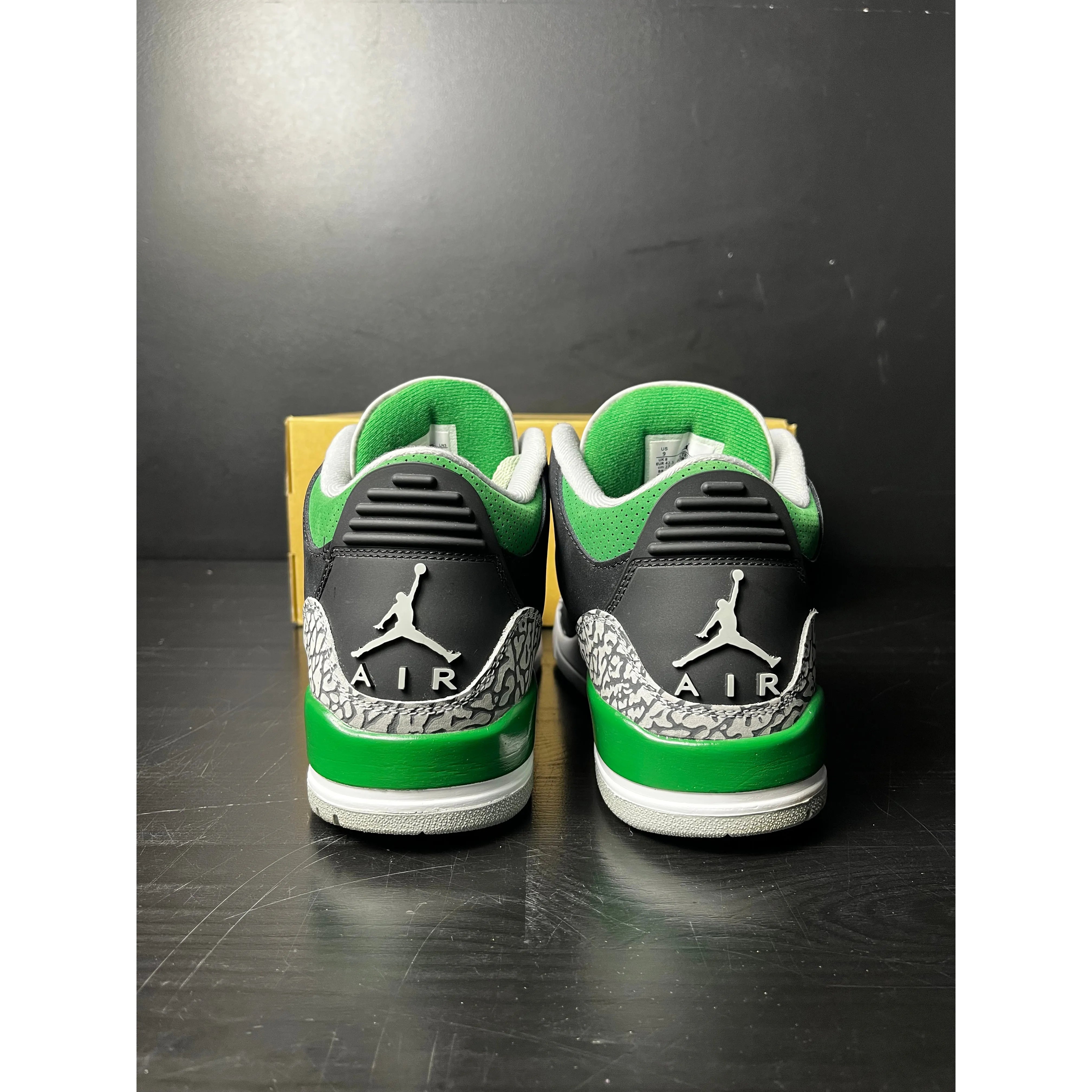 Air Jordan 3 Retro "Pine Green" **PRE-OWNED** REP. BOX
