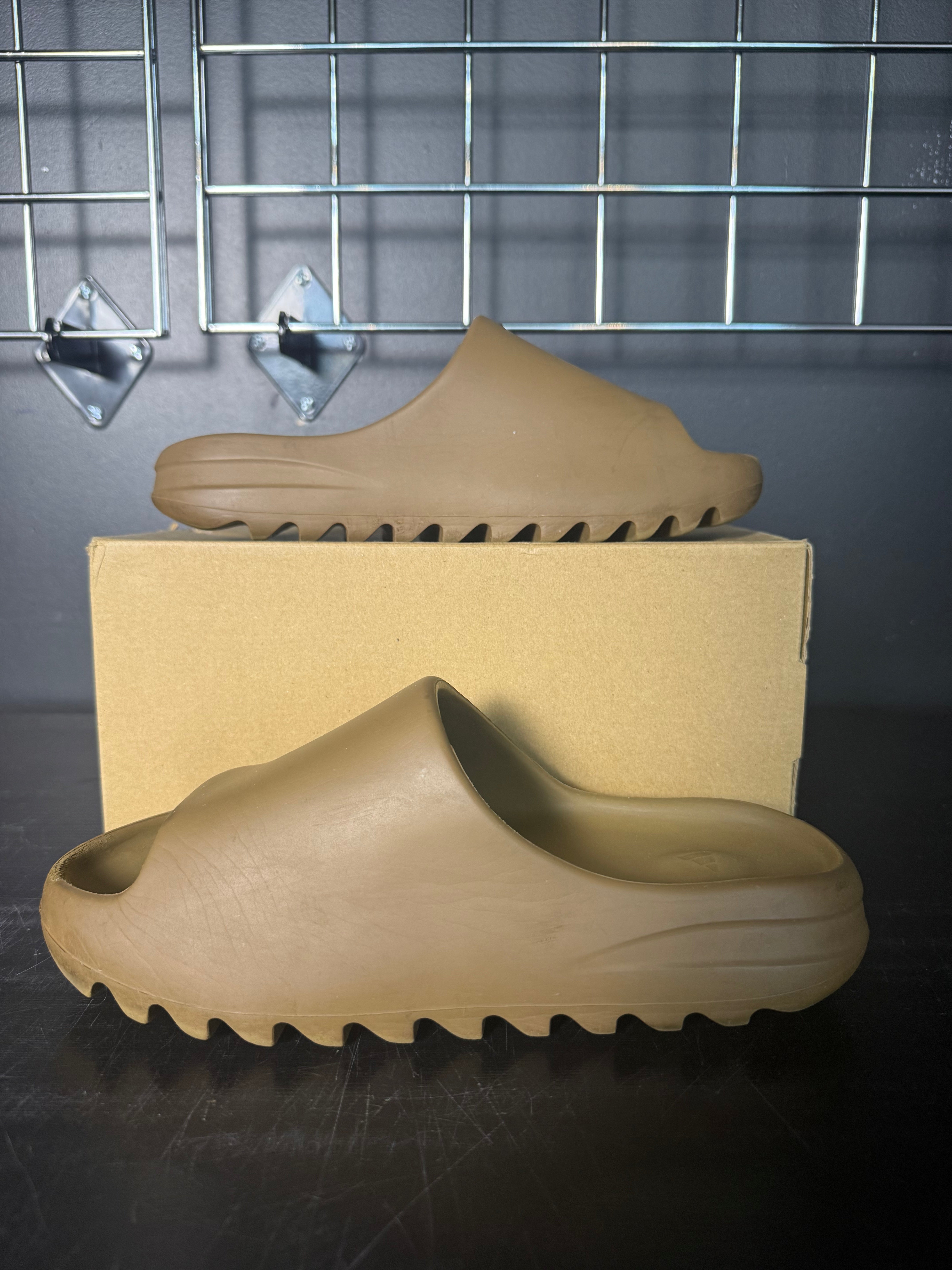 Adidas Yeezy Slide "Core" **PRE-OWNED**