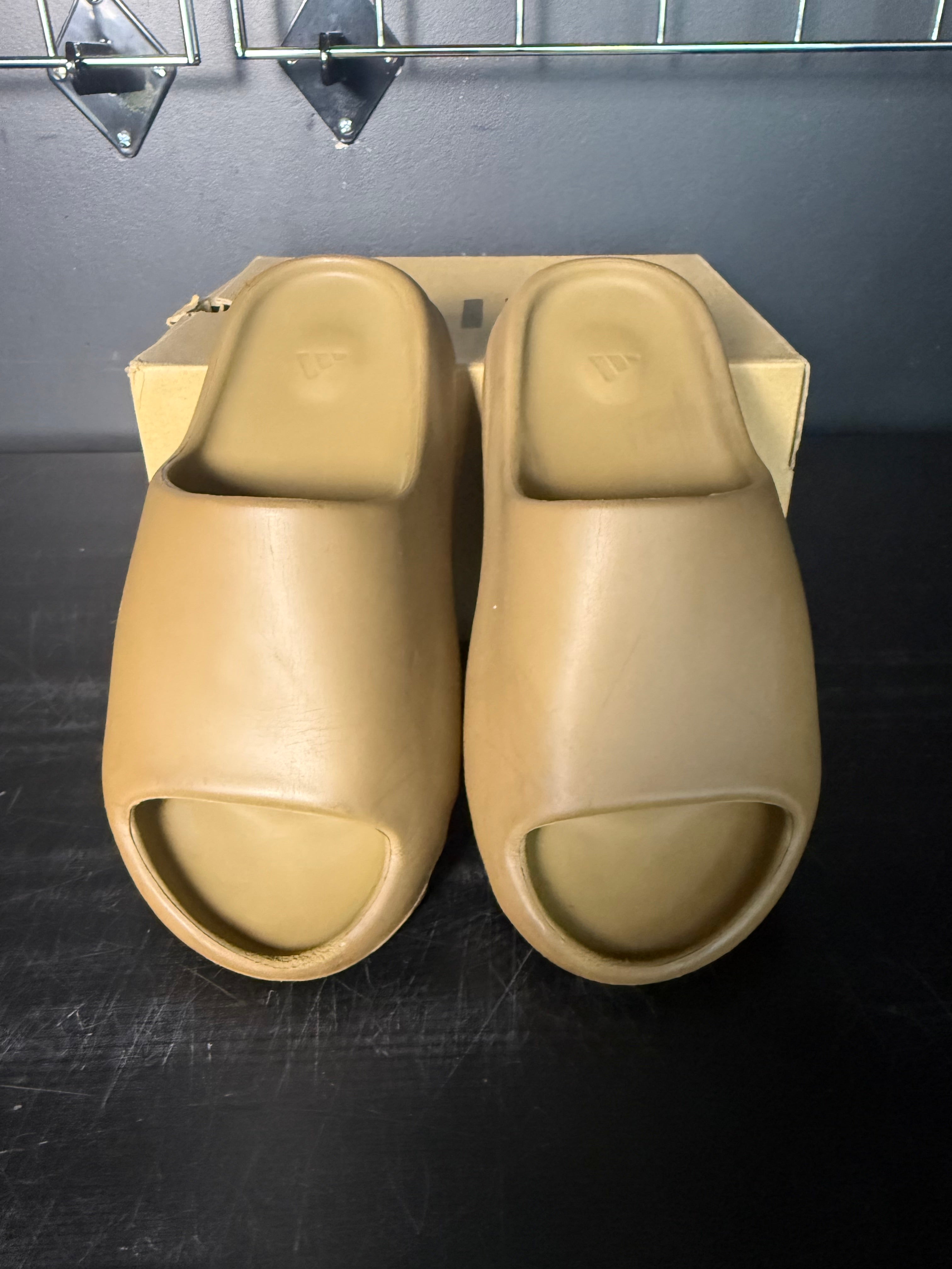 Adidas Yeezy Slide "Core" **PRE-OWNED**