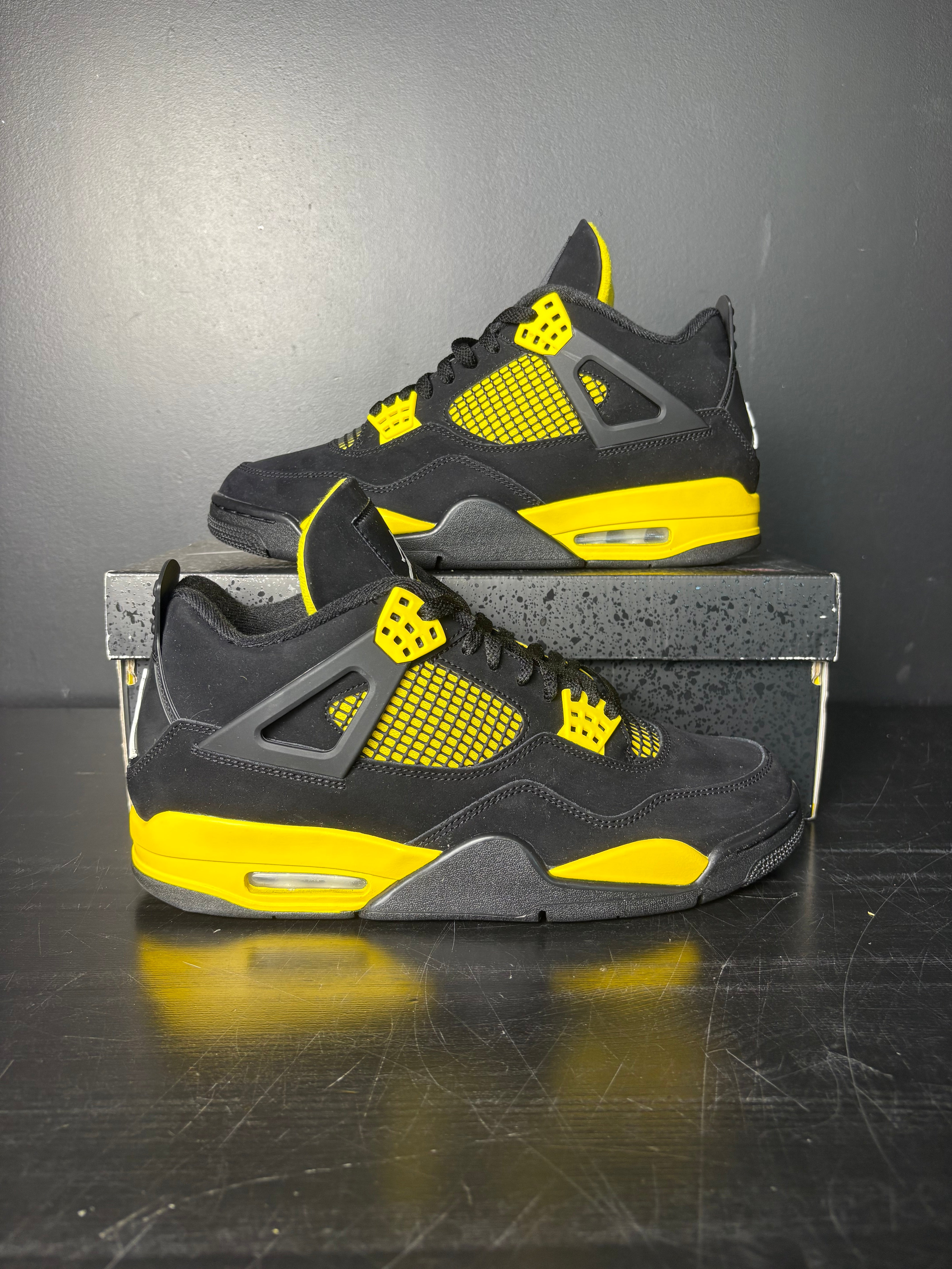 Air Jordan 4 Retro "Thunder" (2023) **PRE-OWNED**