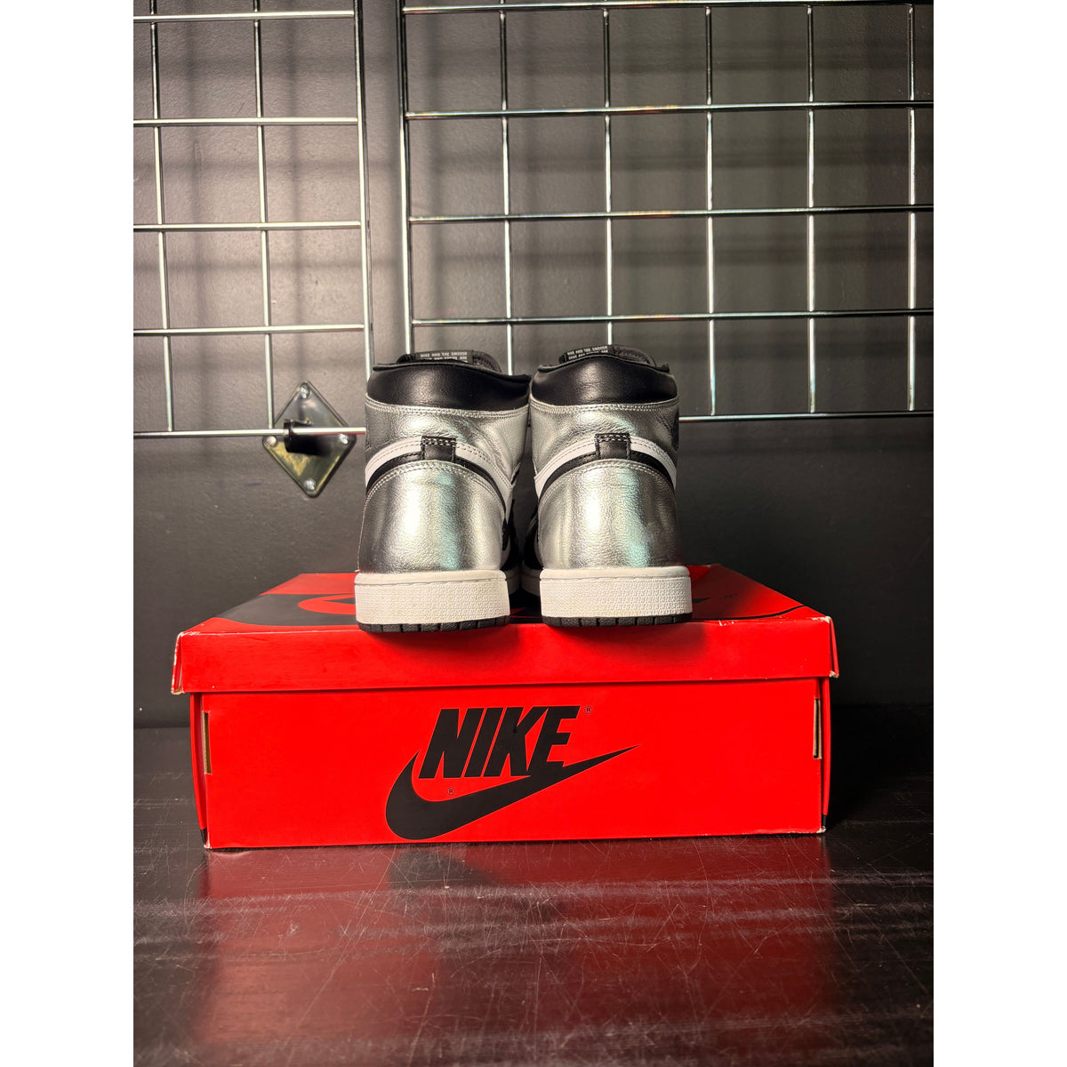 Air Jordan 1 Retro High "Silver Toe" (WMNS) **PRE-OWNED**