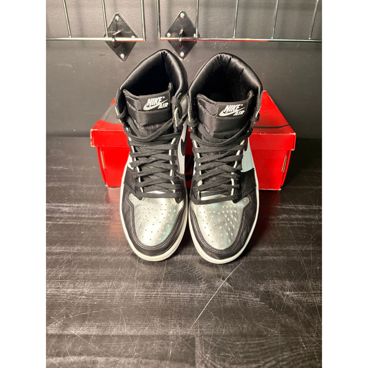 Air Jordan 1 Retro High "Silver Toe" (WMNS) **PRE-OWNED**