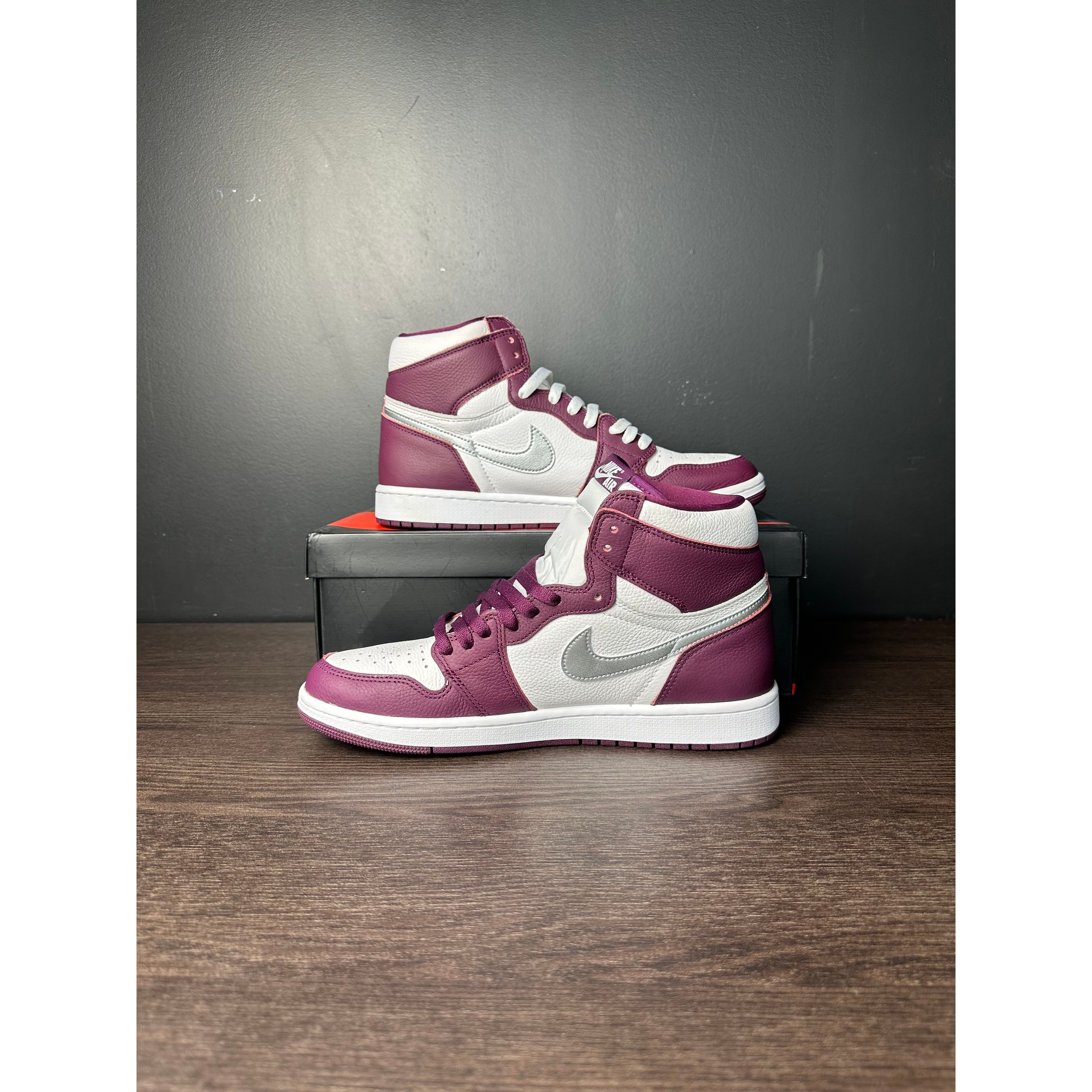 Air Jordan 1 Retro High OG "Bordeaux" **PRE-OWNED**